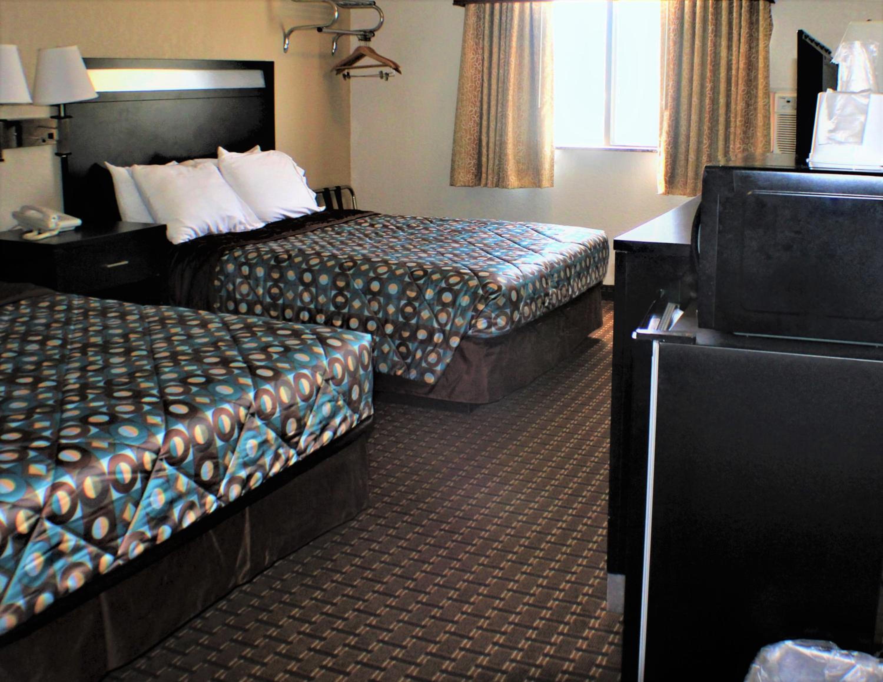 Queen Room with Two Queen Beds - Photo 3