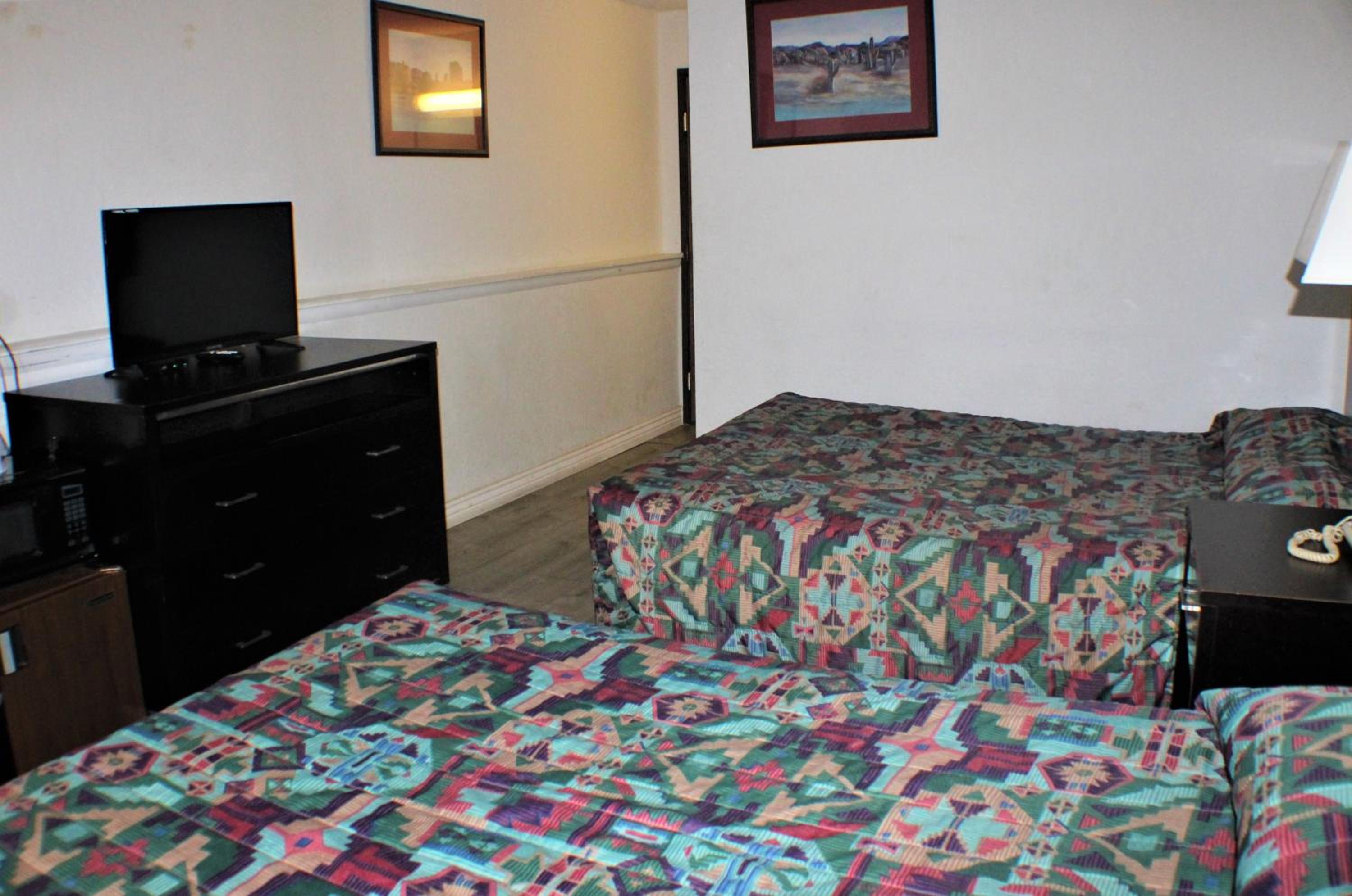 Queen Room with Two Queen Beds - Photo 5
