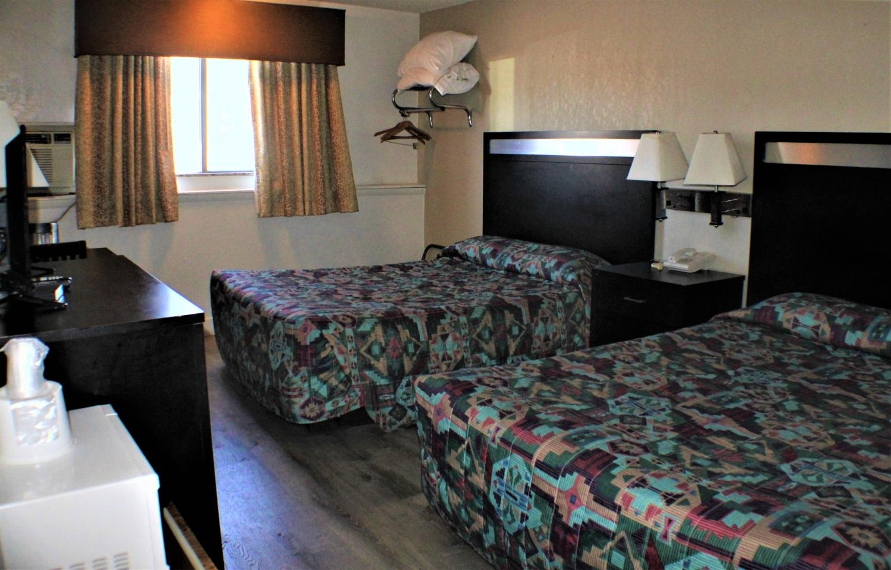 Queen Room with Two Queen Beds - Photo 7