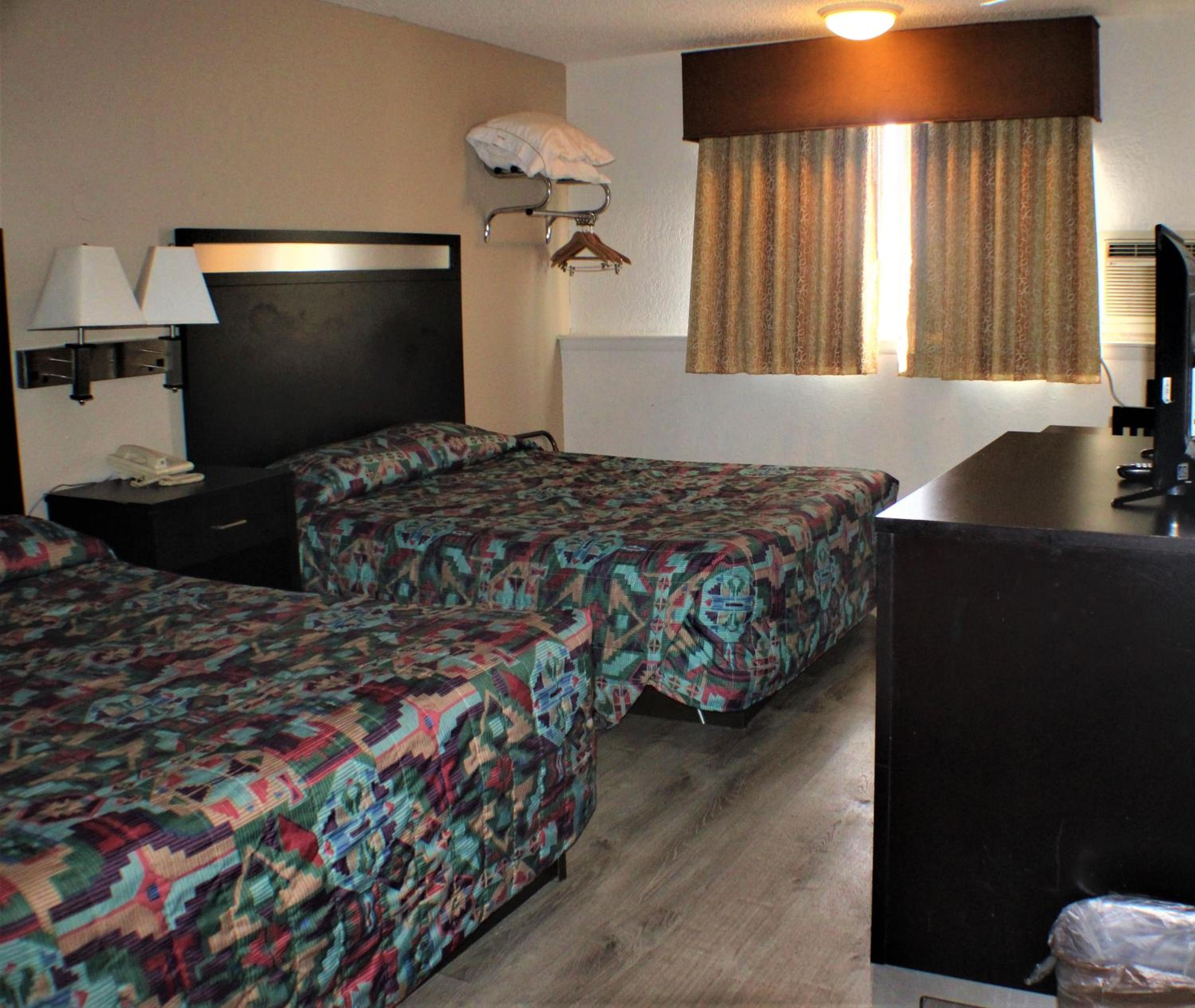 Queen Room with Two Queen Beds - Photo 8
