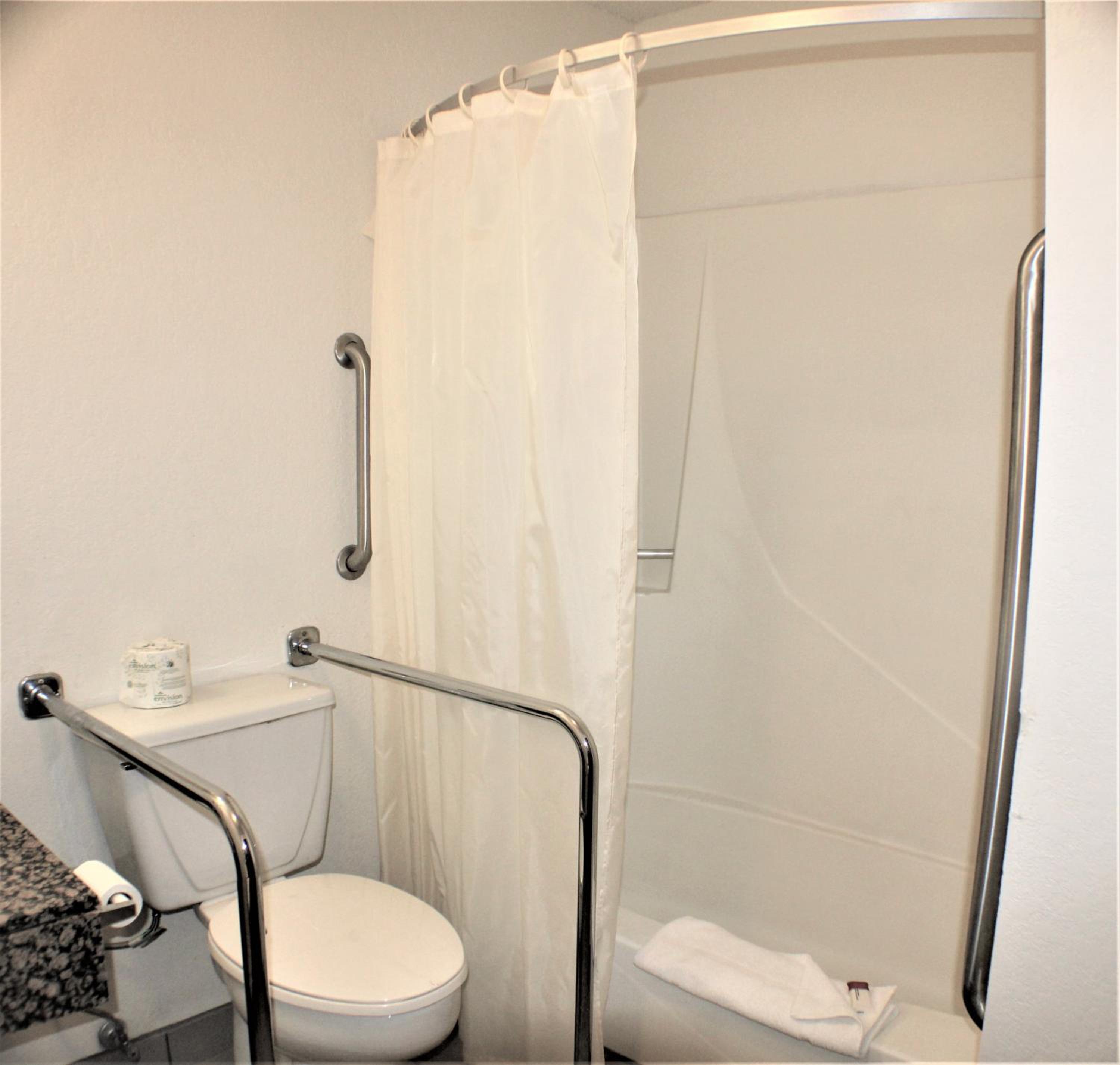 Deluxe Queen Room with Two Queen Beds - Disability Access - Non-Smoking - Photo 3