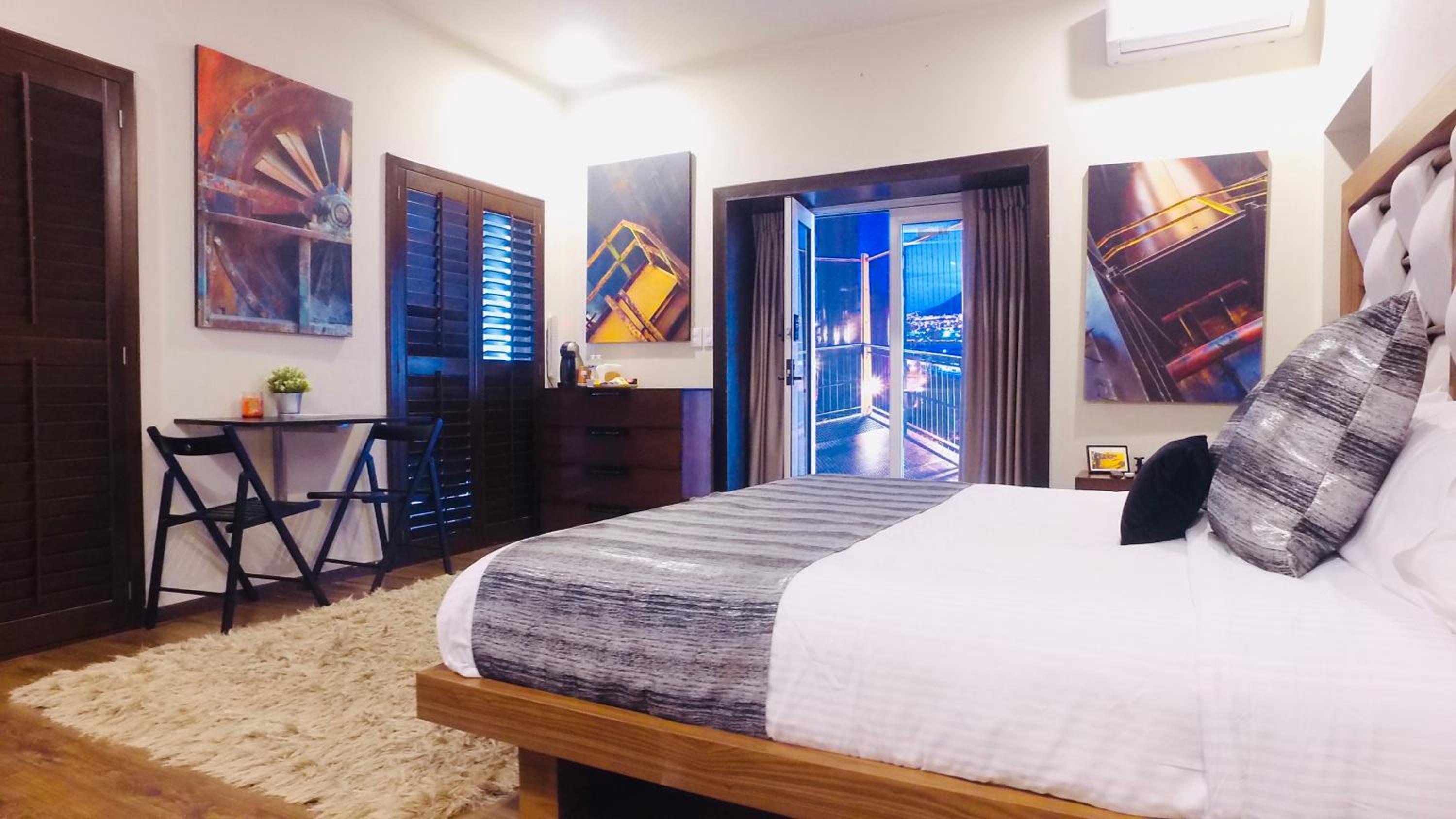 Deluxe King Room photo 1