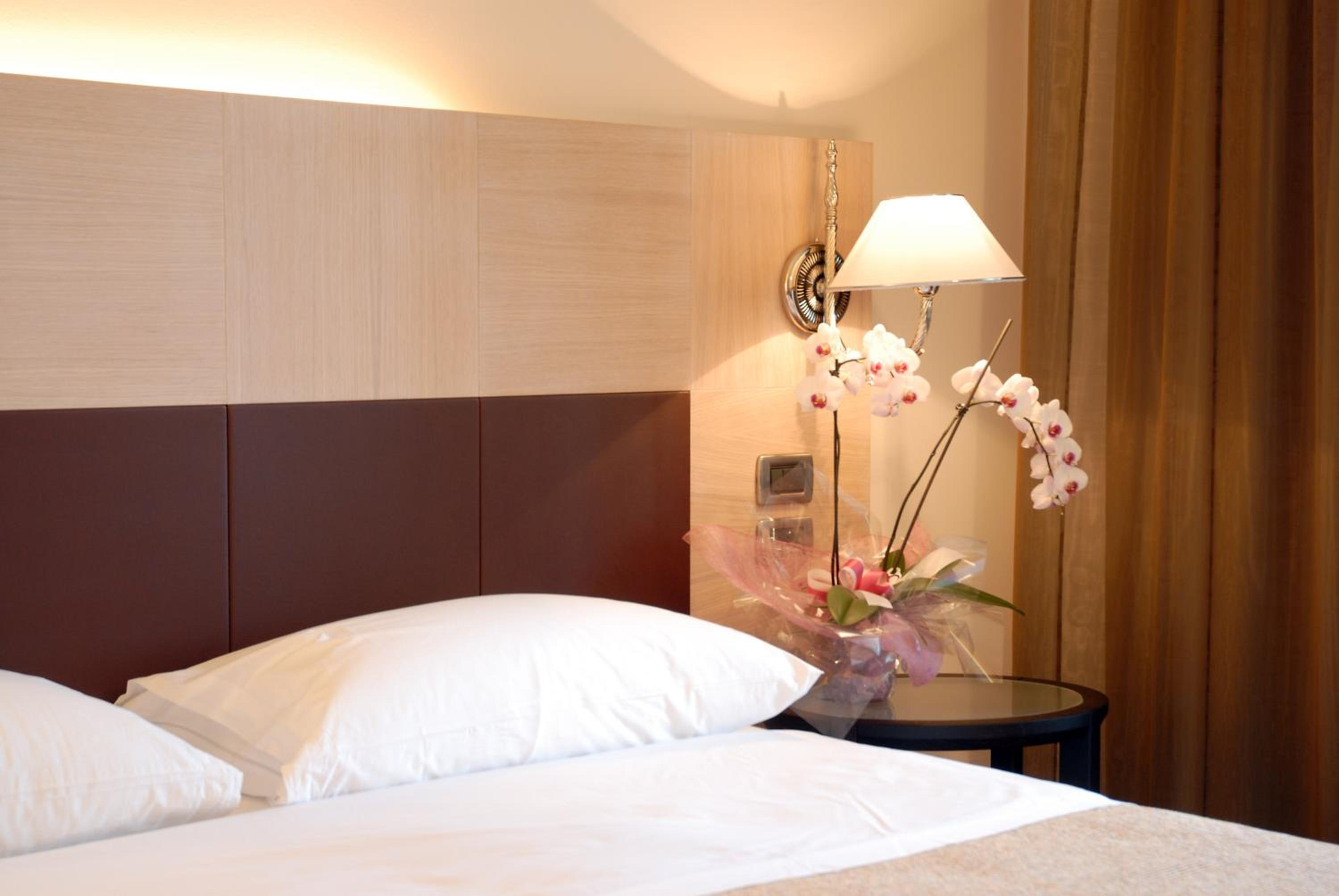 Junior Queen Suite with Balcony and Spa Bath - Non-Smoking - Photo 4