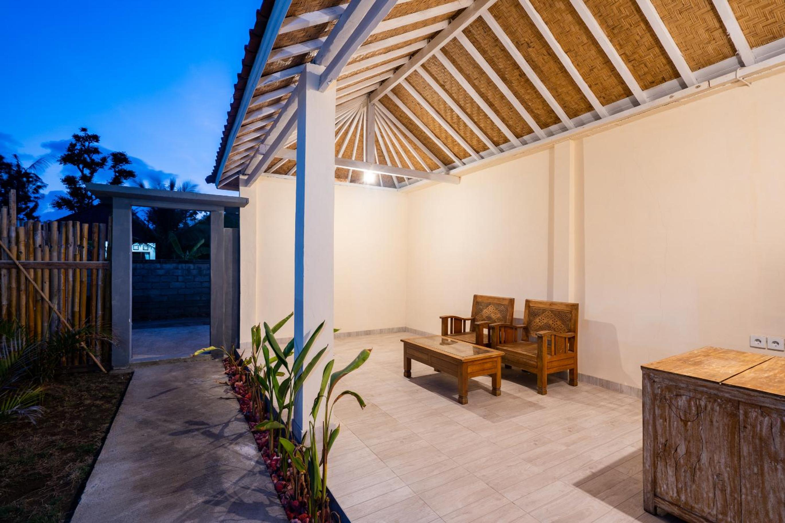 Deluxe Double Room with Balcony - Photo 12