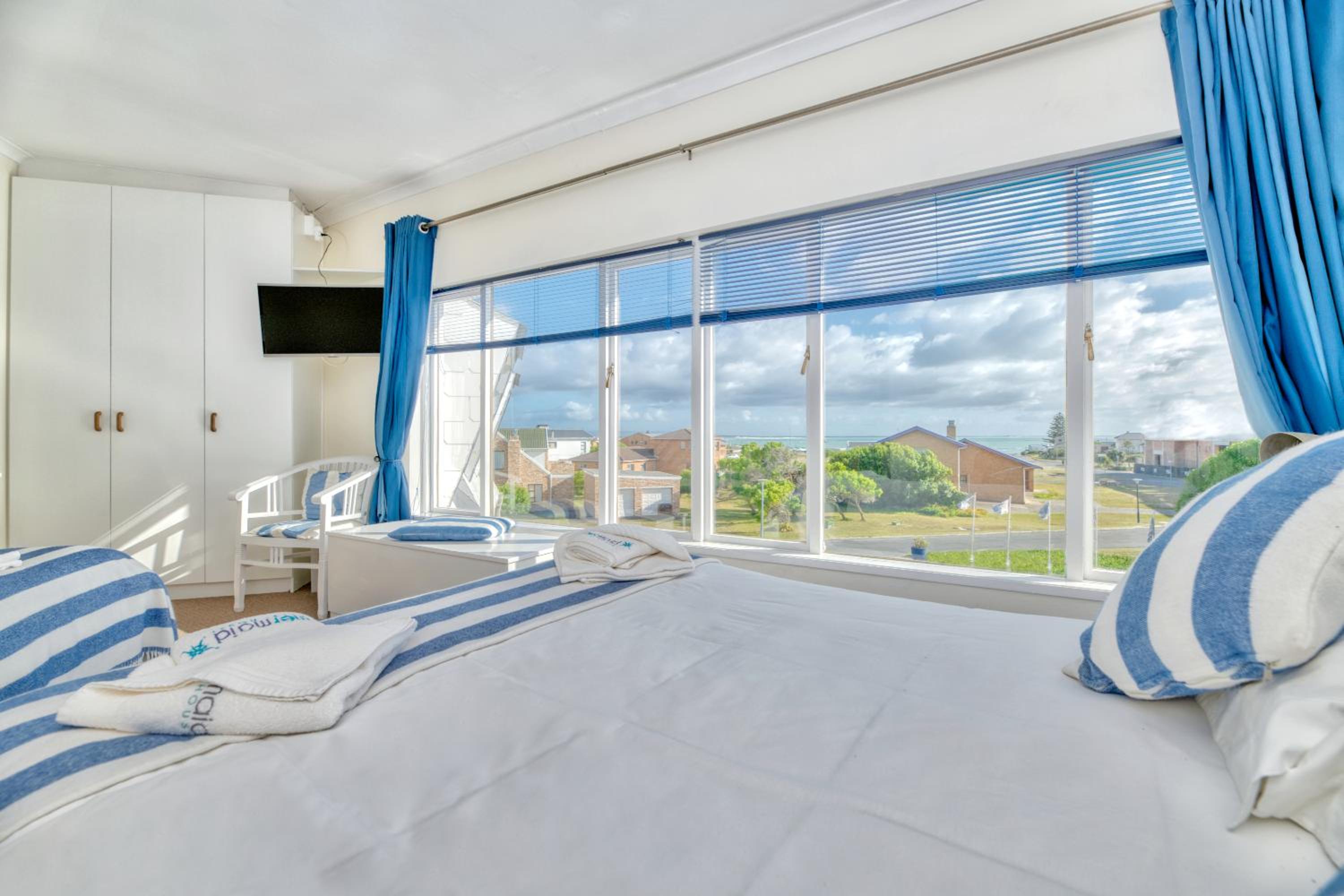 Standard Triple Room with Sea View - Photo 10