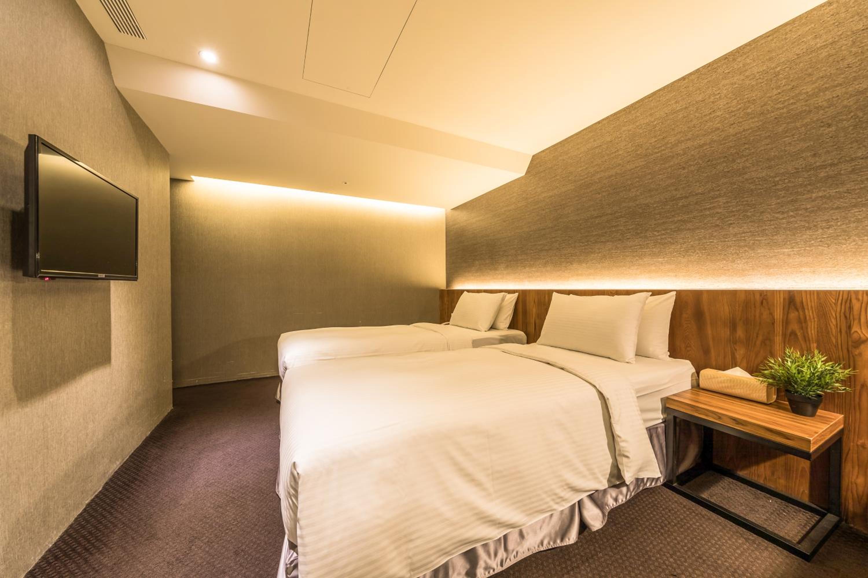 Standard Twin Room - no window photo 3