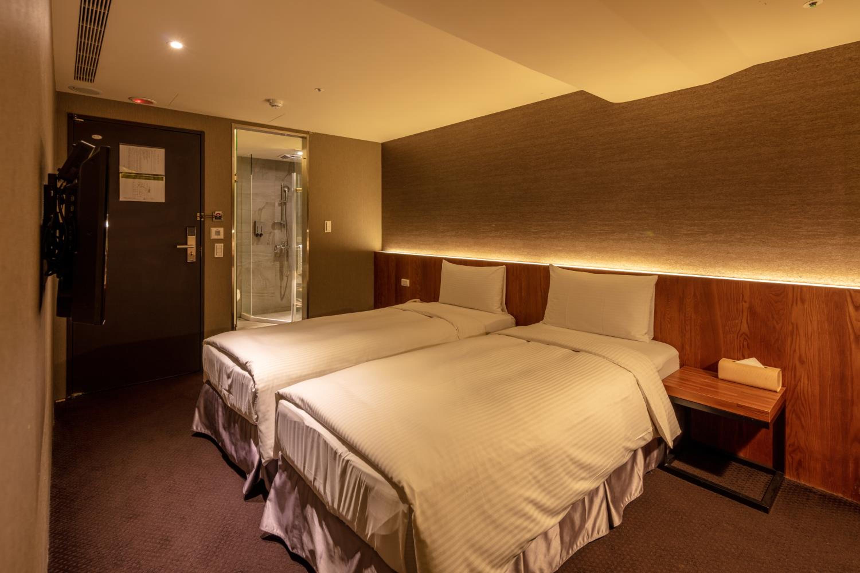 Standard Twin Room - no window photo 2