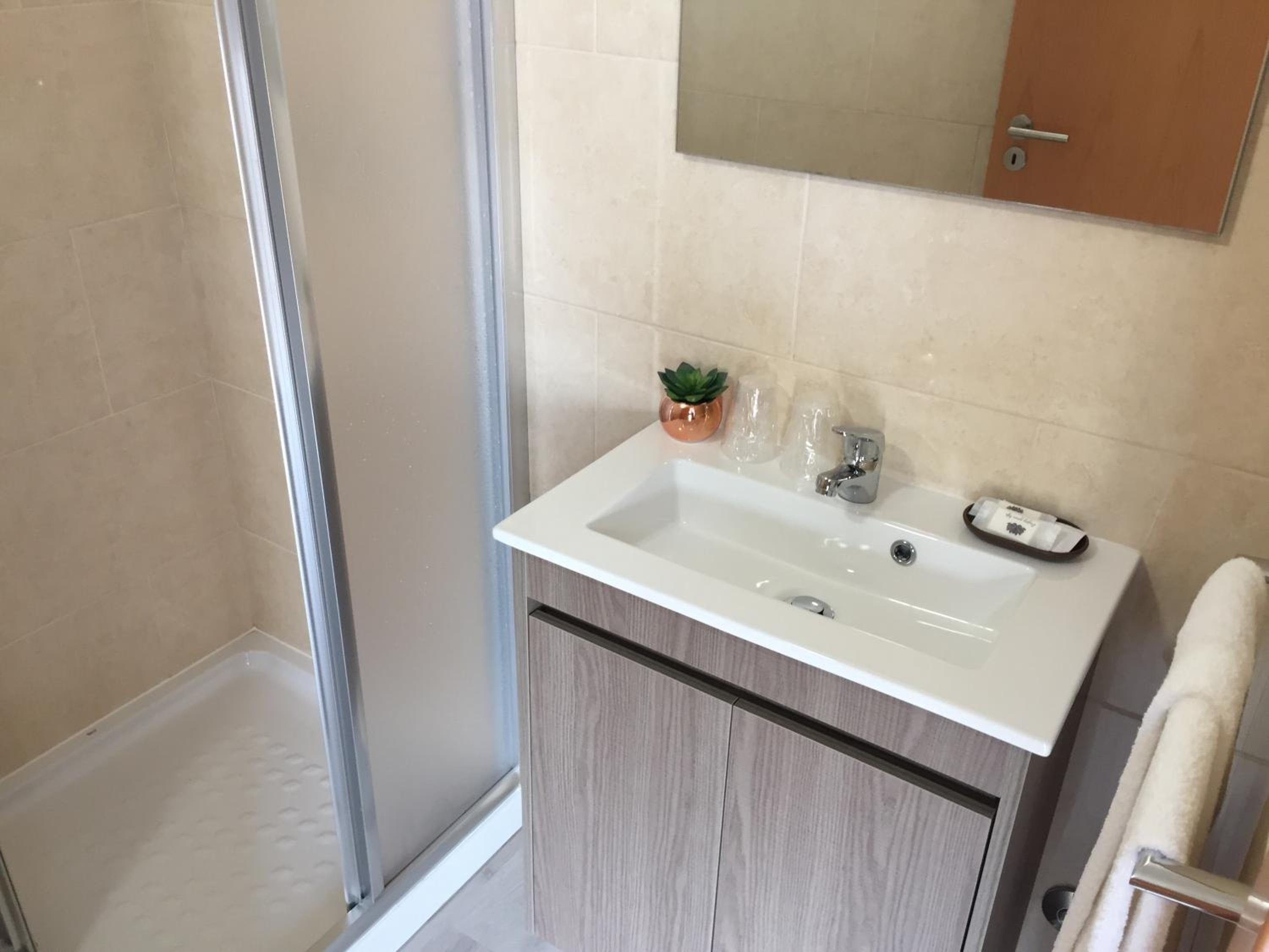 Twin Room with Private Bathroom - Photo 2