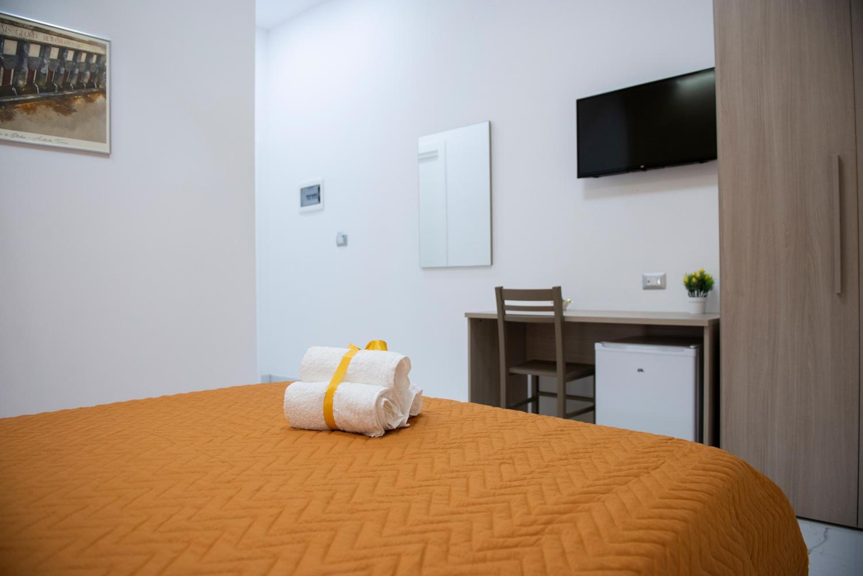 Double Room with Private Bathroom - Photo 22