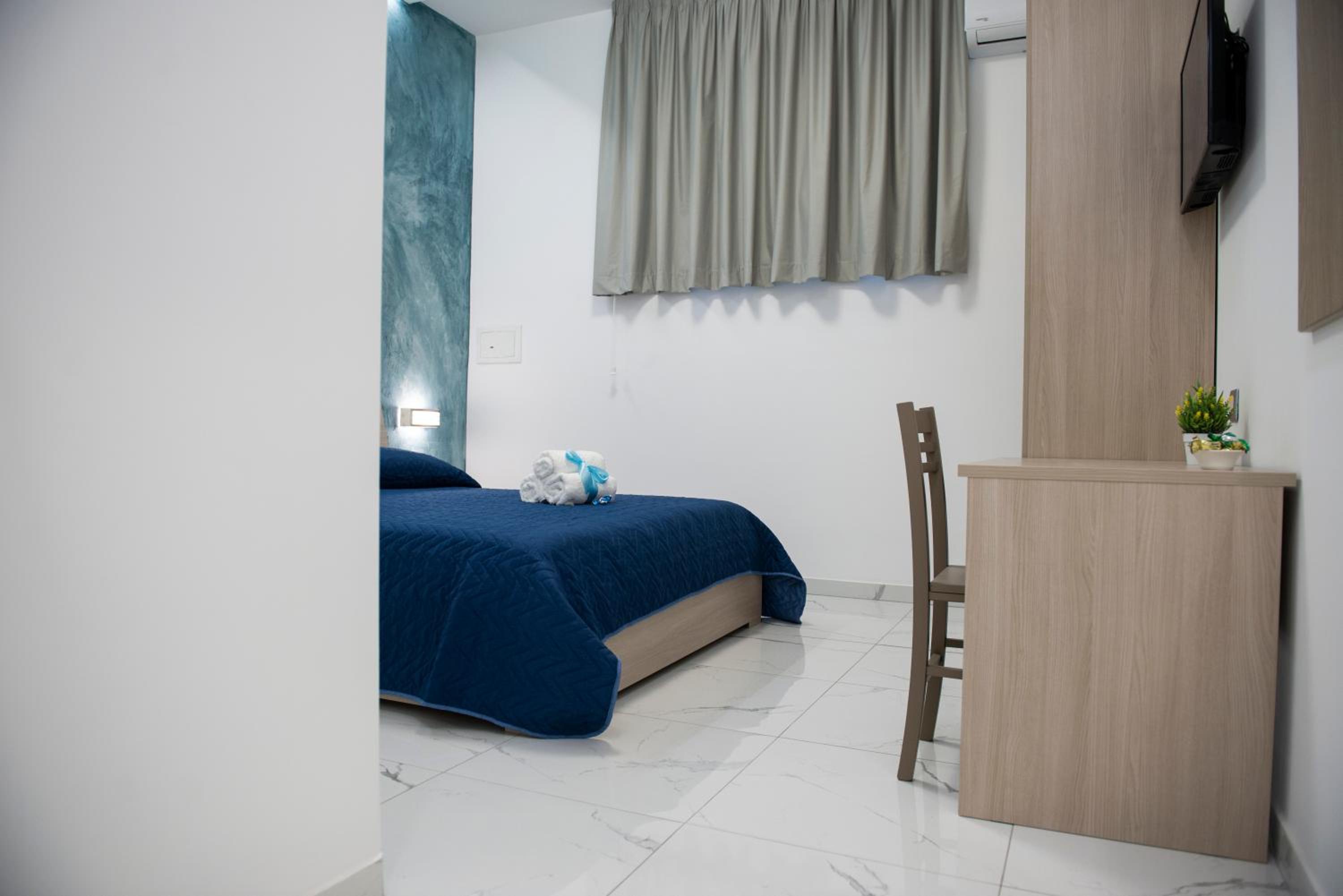 Double Room with Private Bathroom - Photo 2