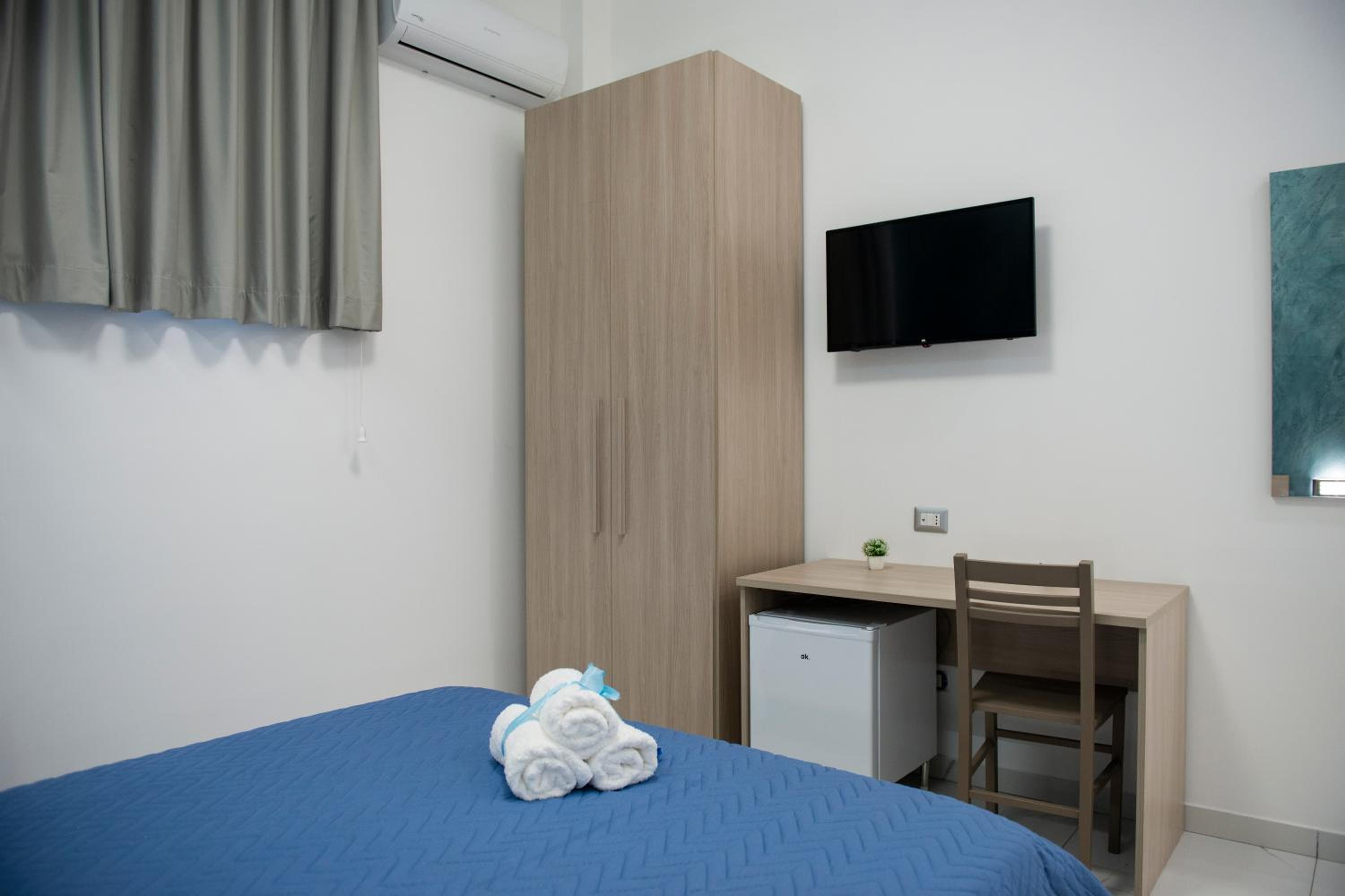 Double Room with Private Bathroom - Photo 27