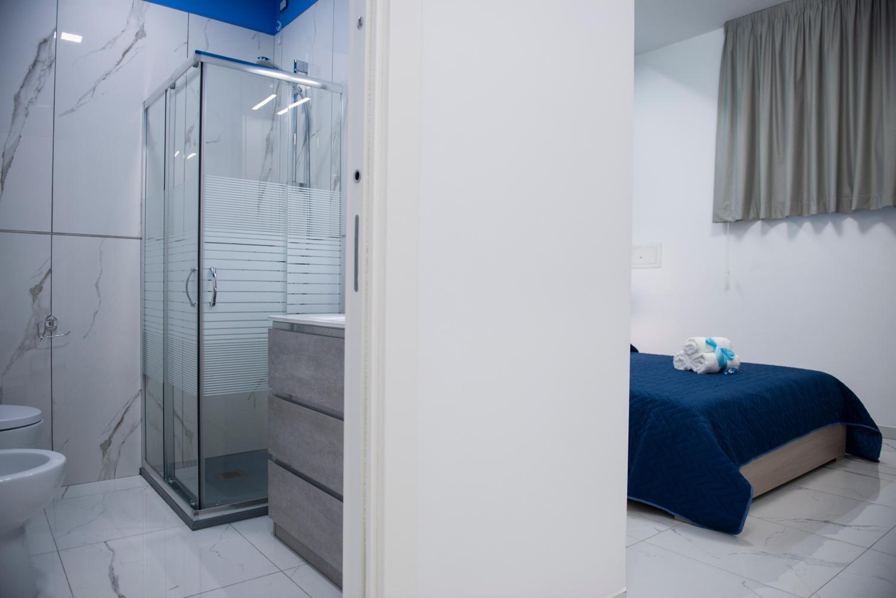 Double Room with Private Bathroom - Photo 10