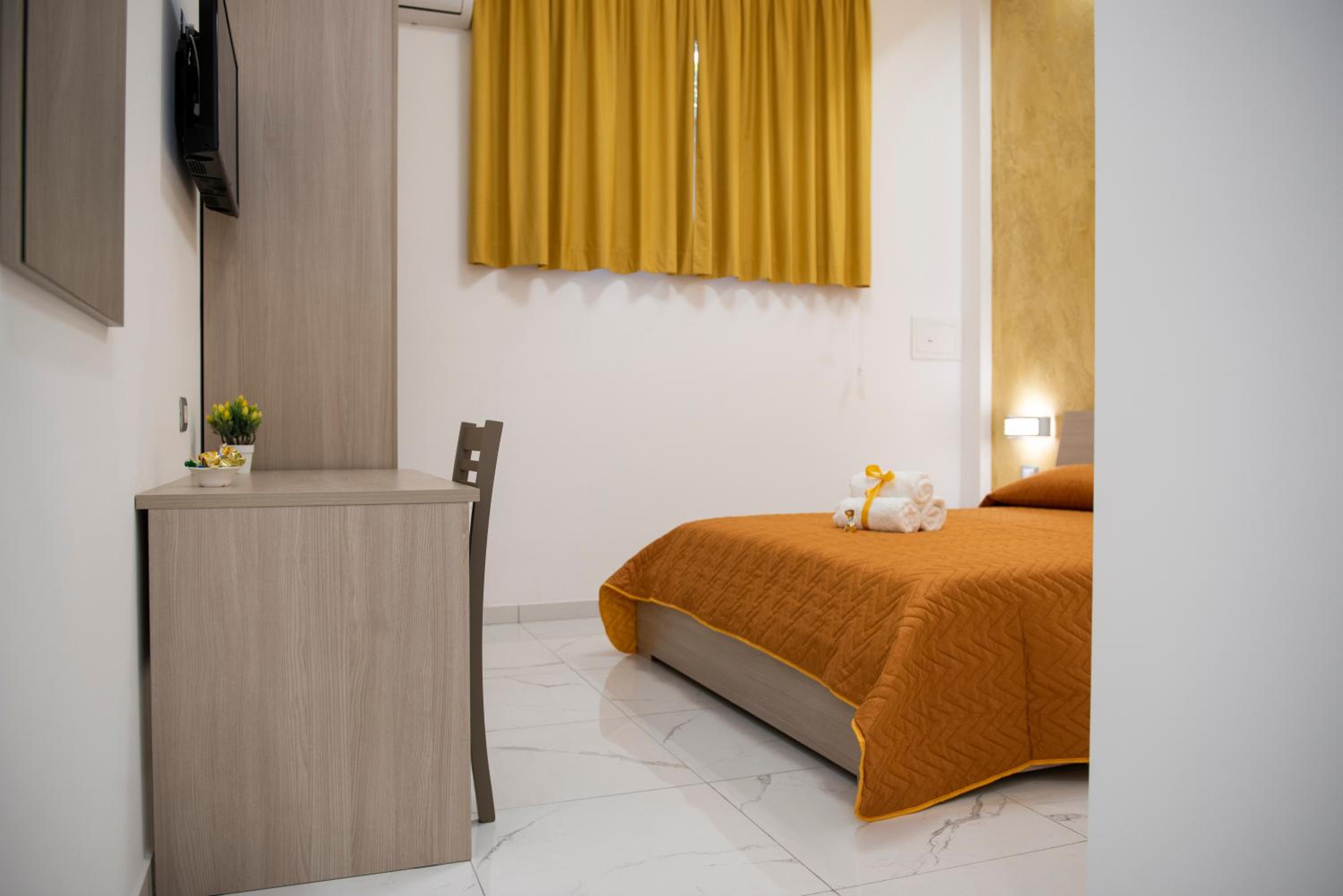 Double Room with Private Bathroom - Photo 24