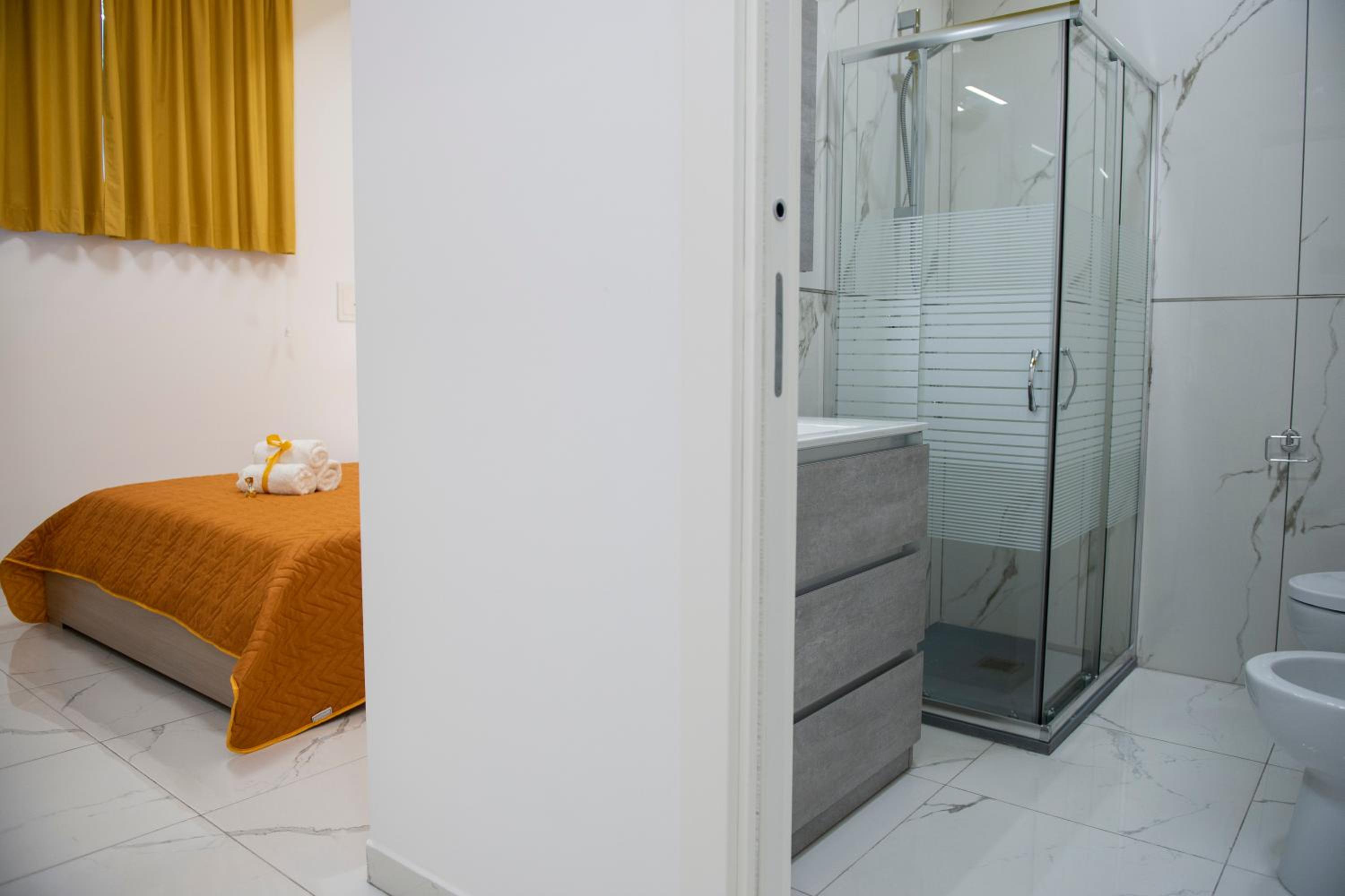 Double Room with Private Bathroom - Photo 19