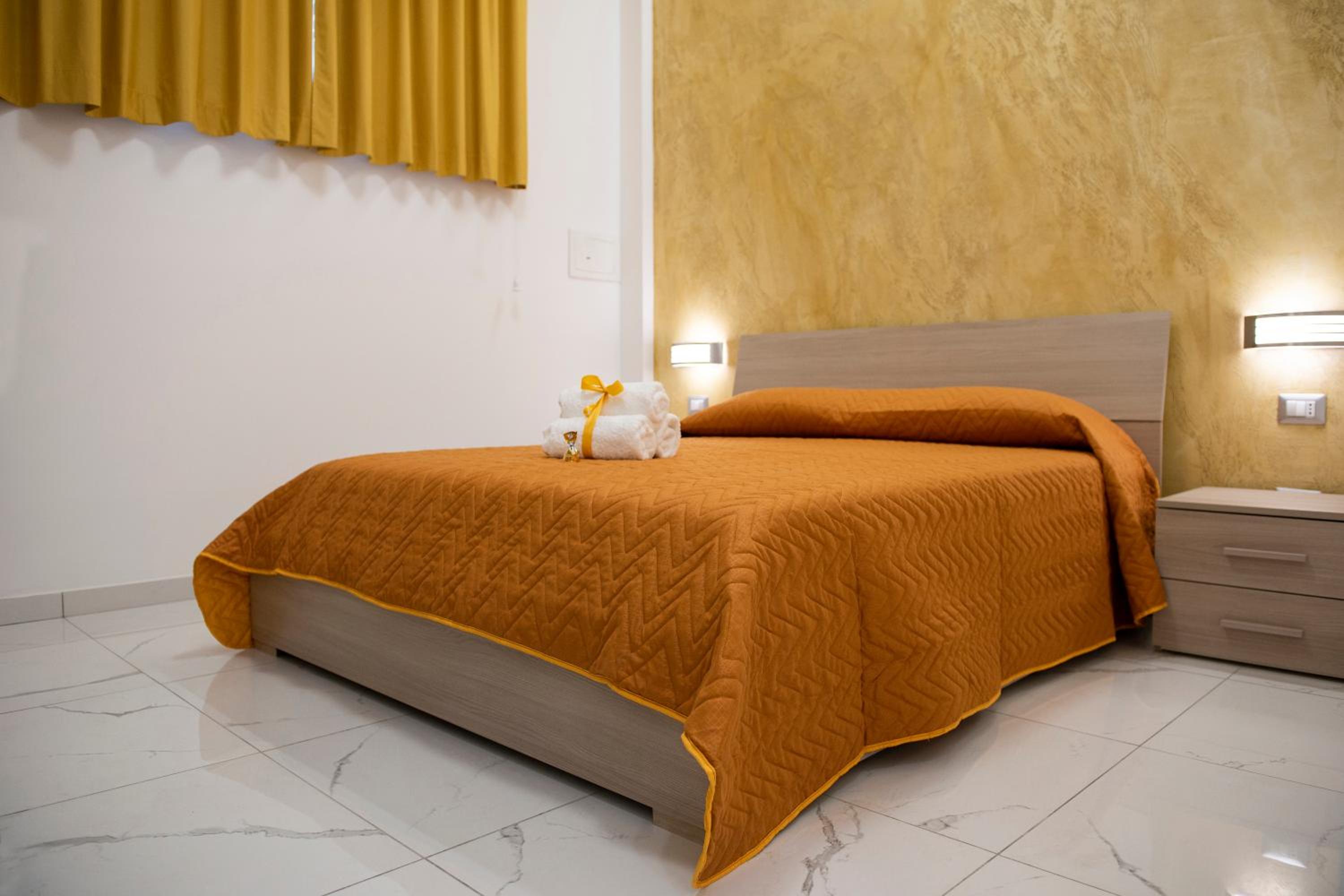 Double Room with Private Bathroom - Photo 12