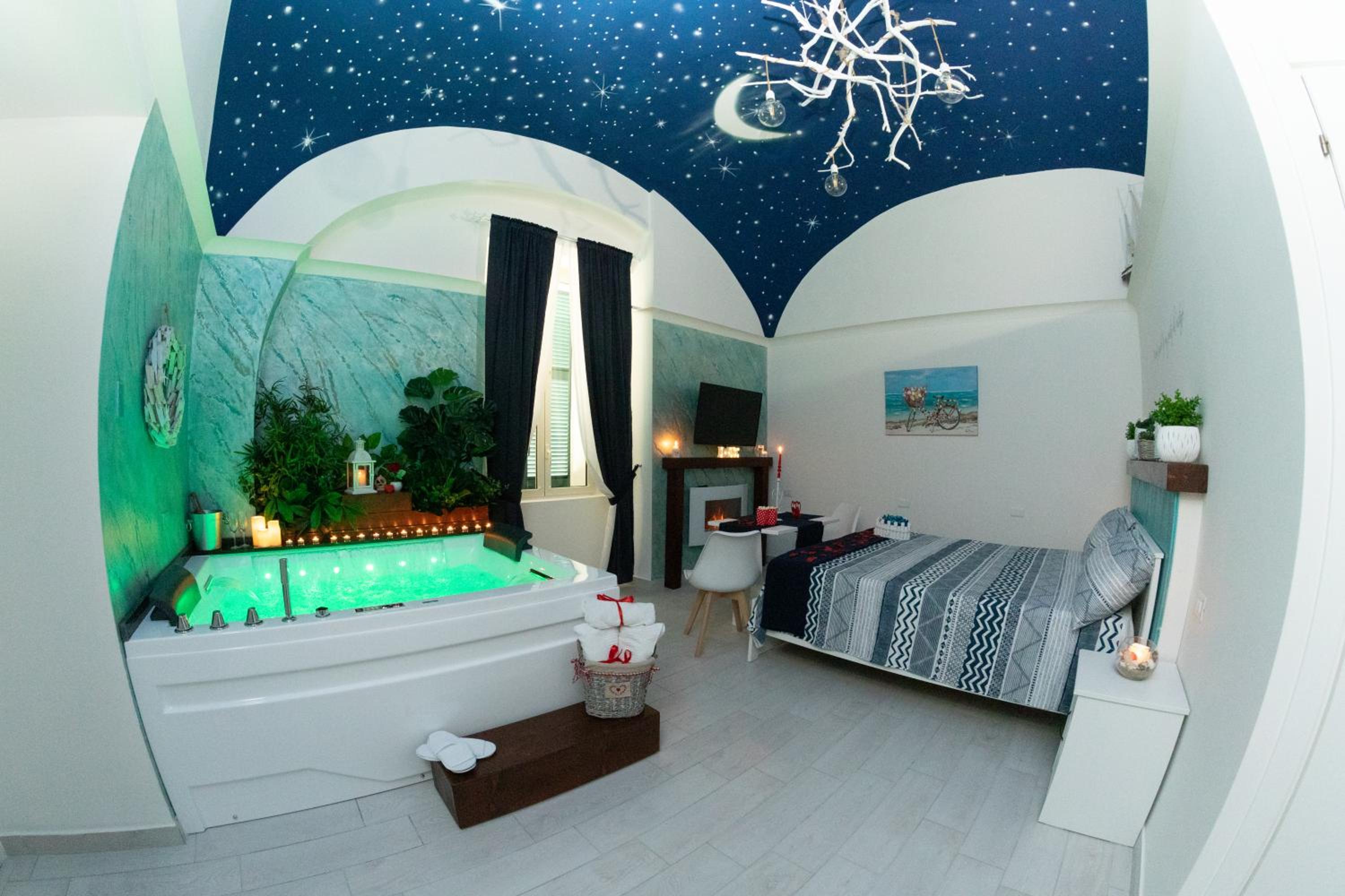 Queen Suite with Spa Bath - Photo 10