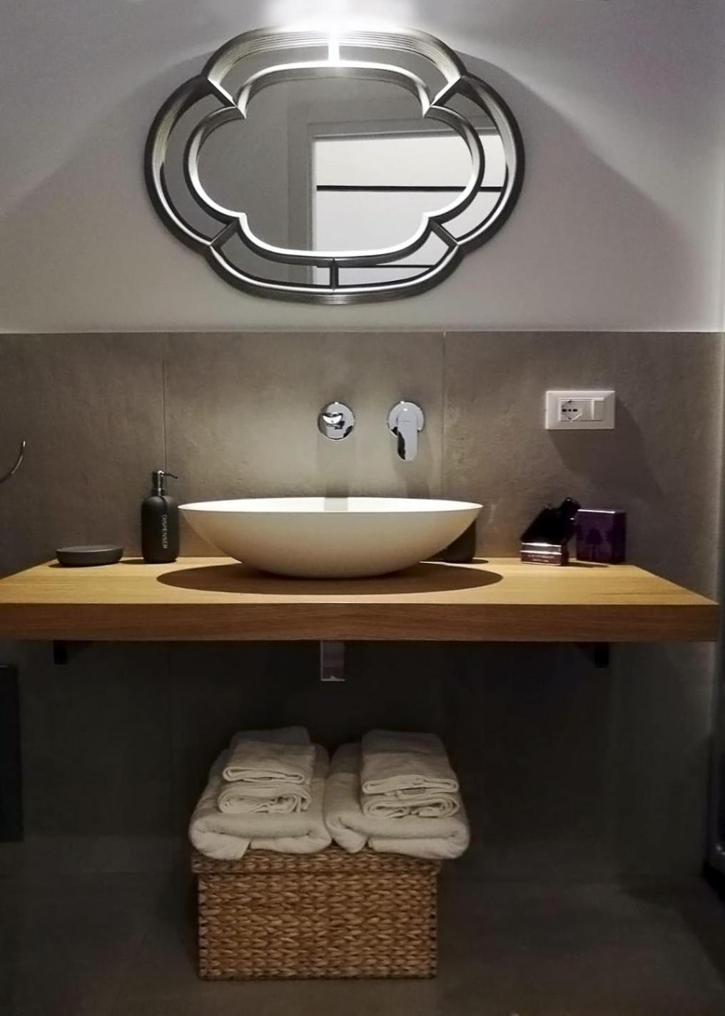Deluxe Double Room with Shower - Photo 9