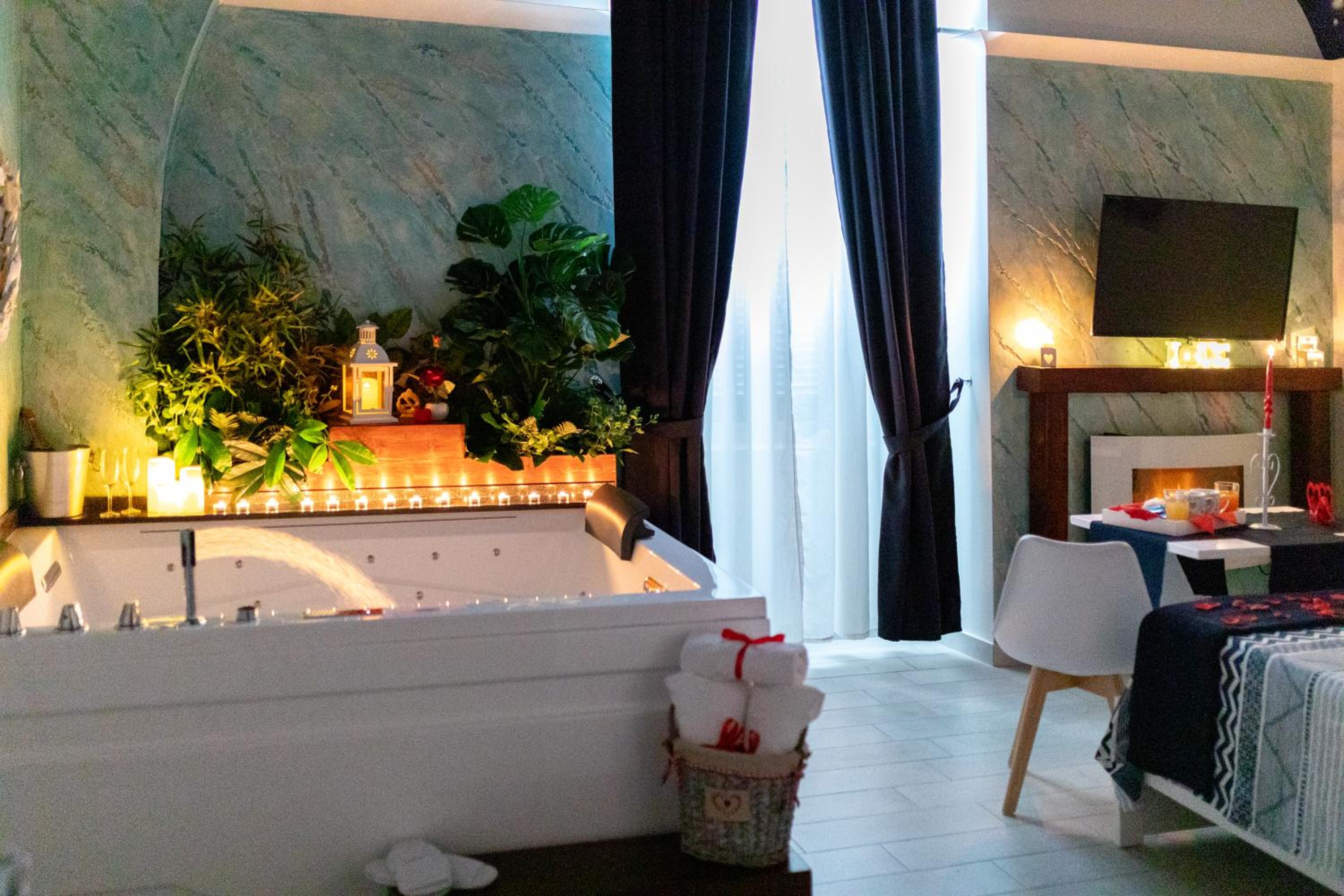 Queen Suite with Spa Bath - Photo 15