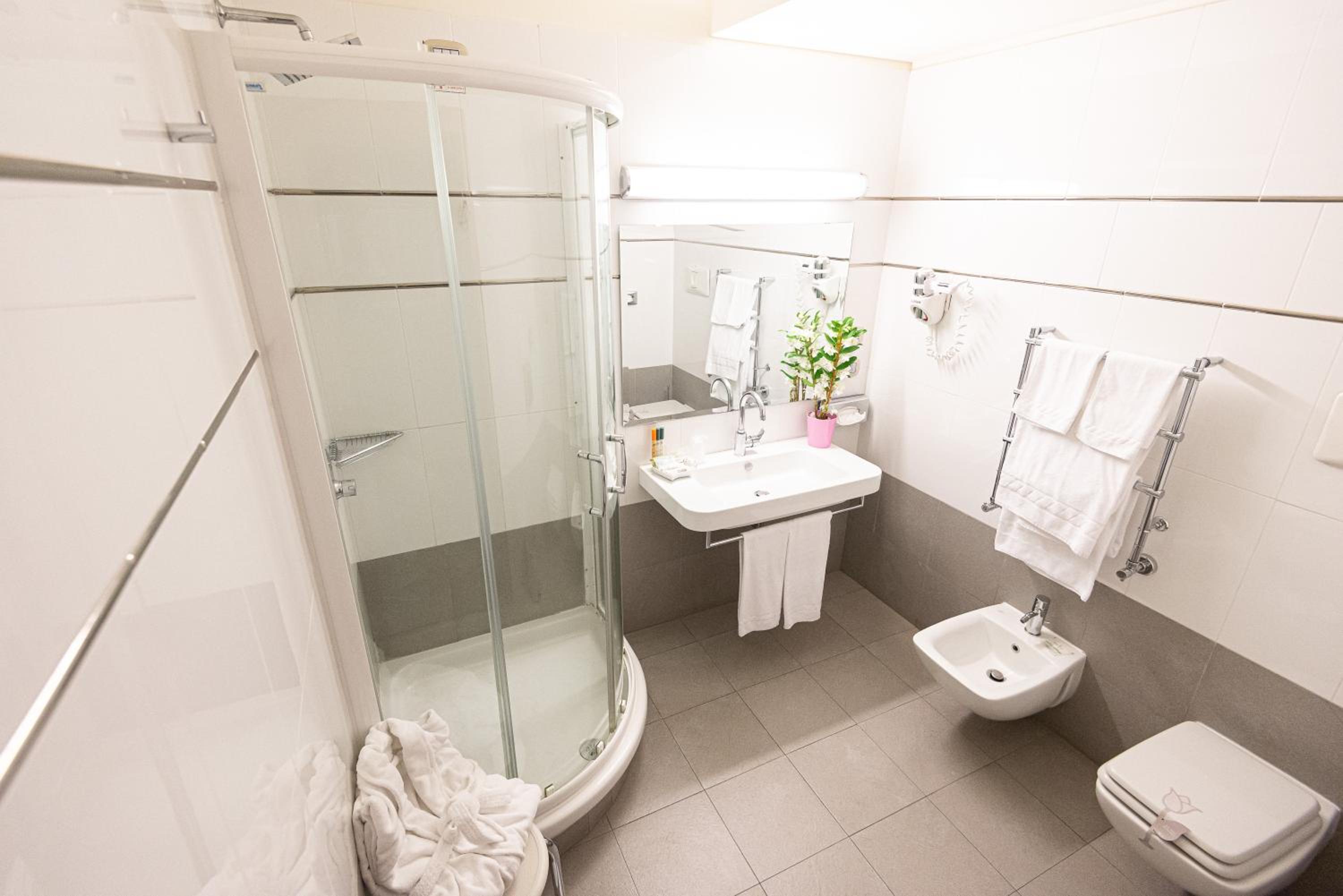 Classic Double or Twin Room - Photo 9