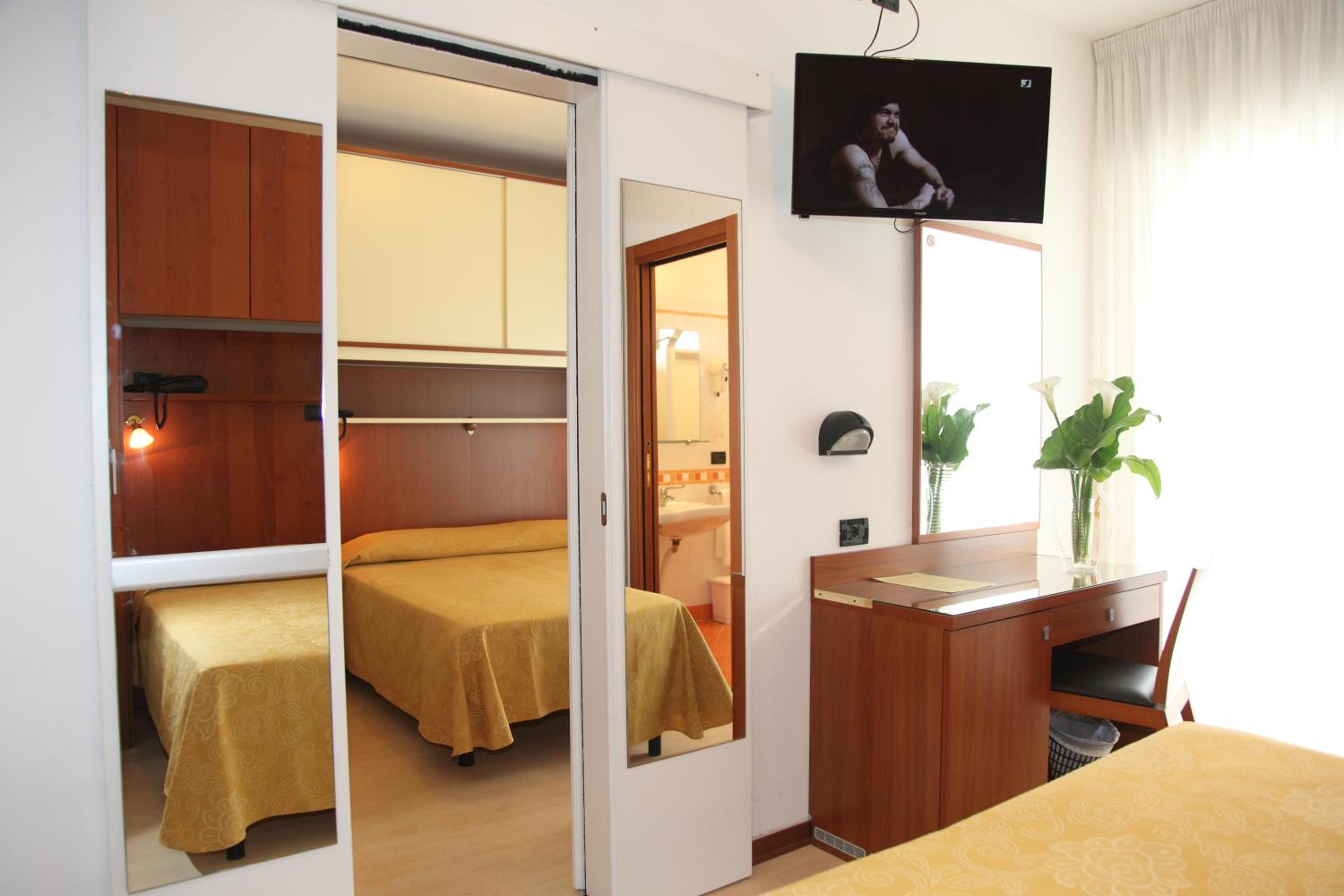 Double or Twin Room with Beach Access photo 3