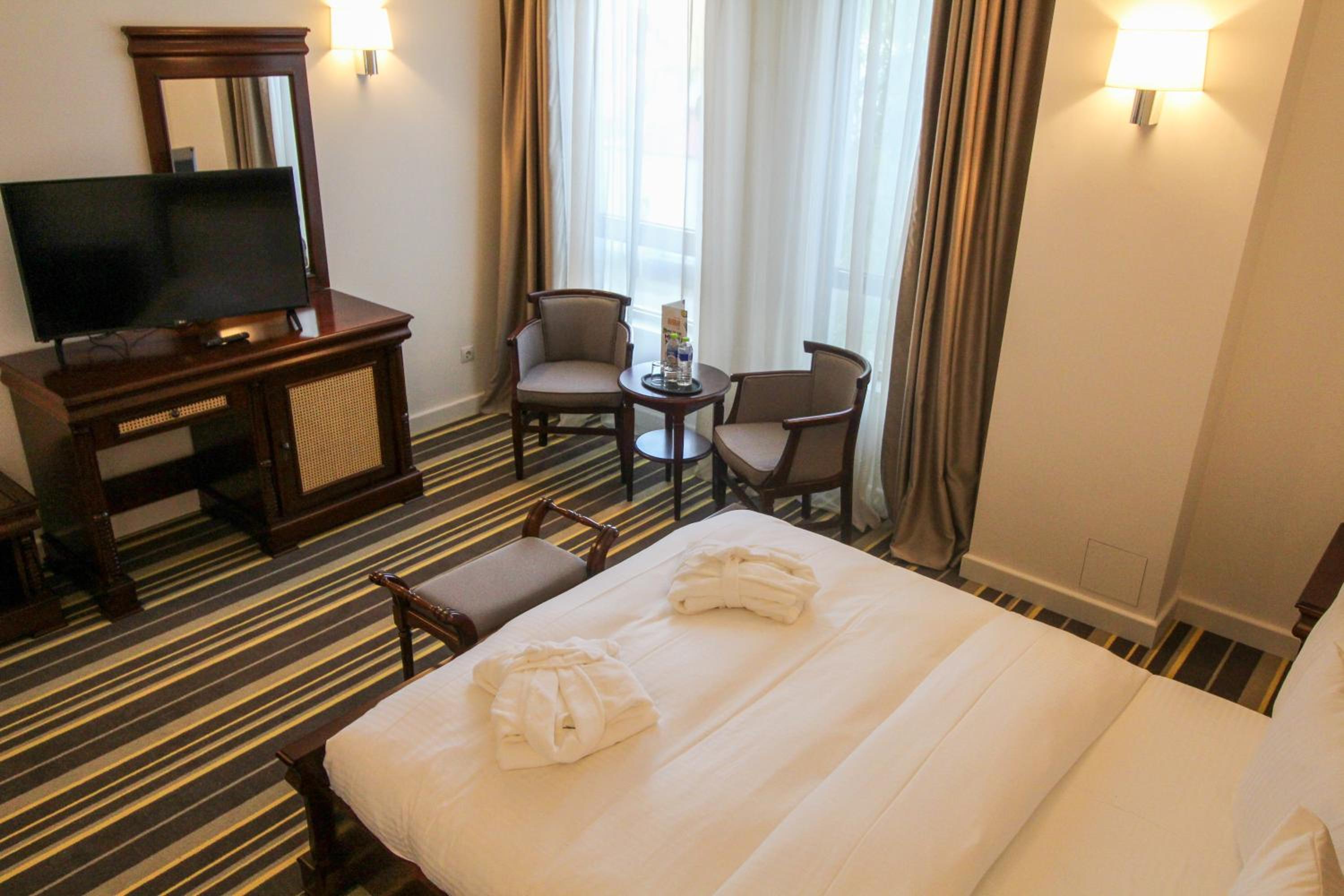 Deluxe Junior Suite - Photo 8