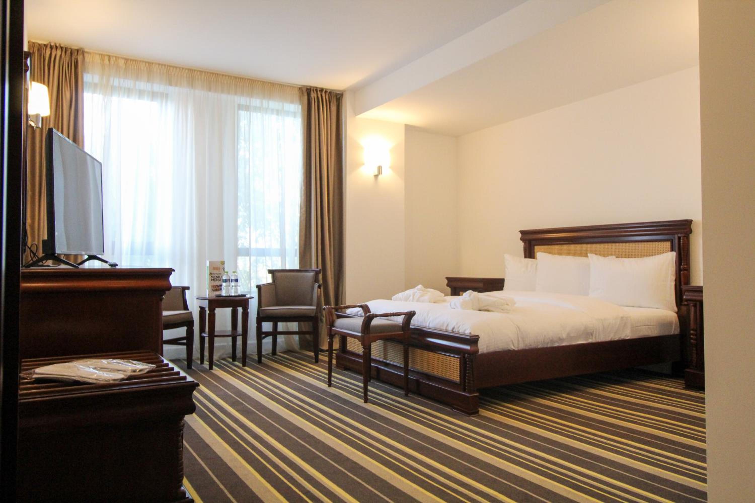 Deluxe Junior Suite - Photo 9