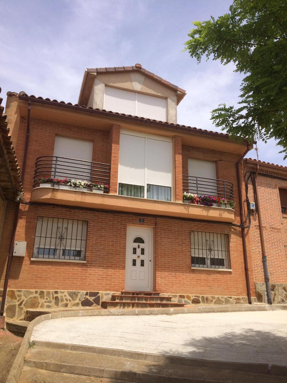 Five-Bedroom House photo 2