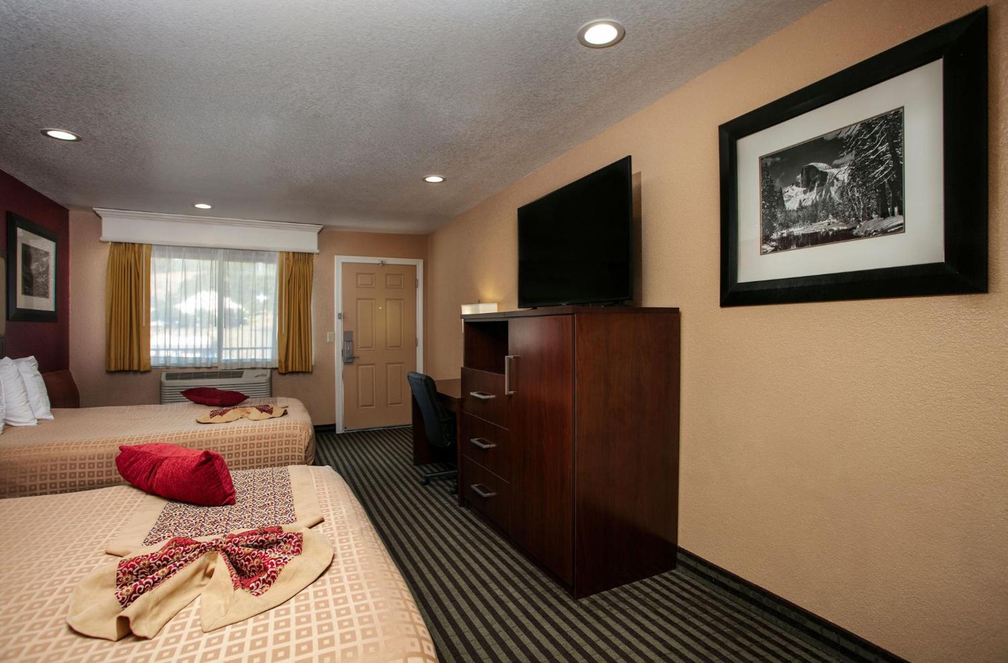 Queen Room with Two Queen Beds - Photo 2