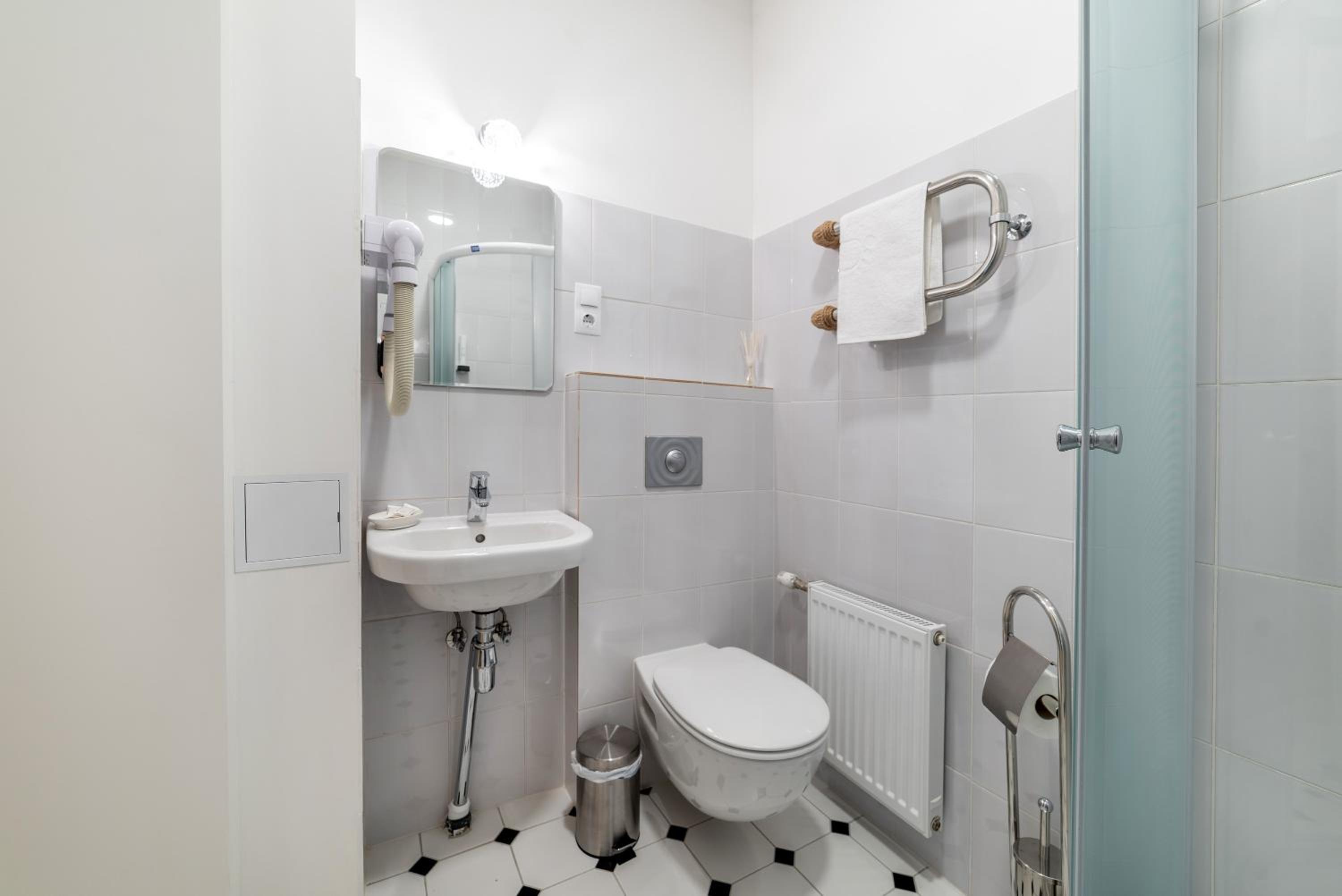 Double or Twin Room with Shower - Photo 15