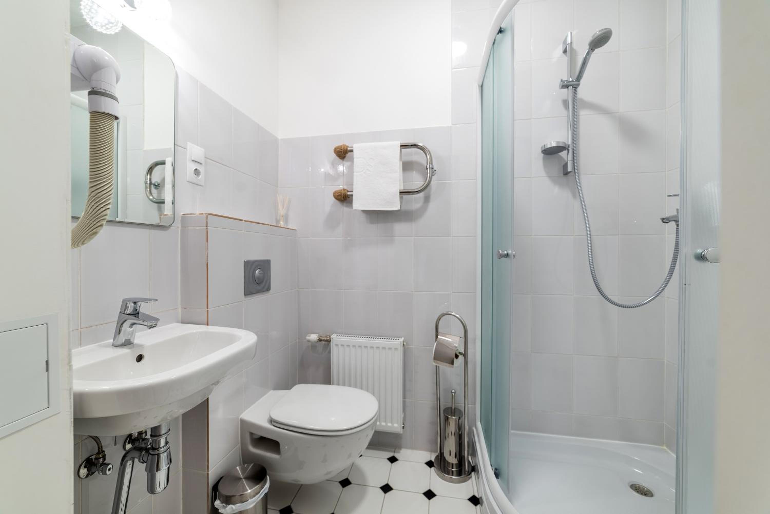 Double or Twin Room with Shower - Photo 16