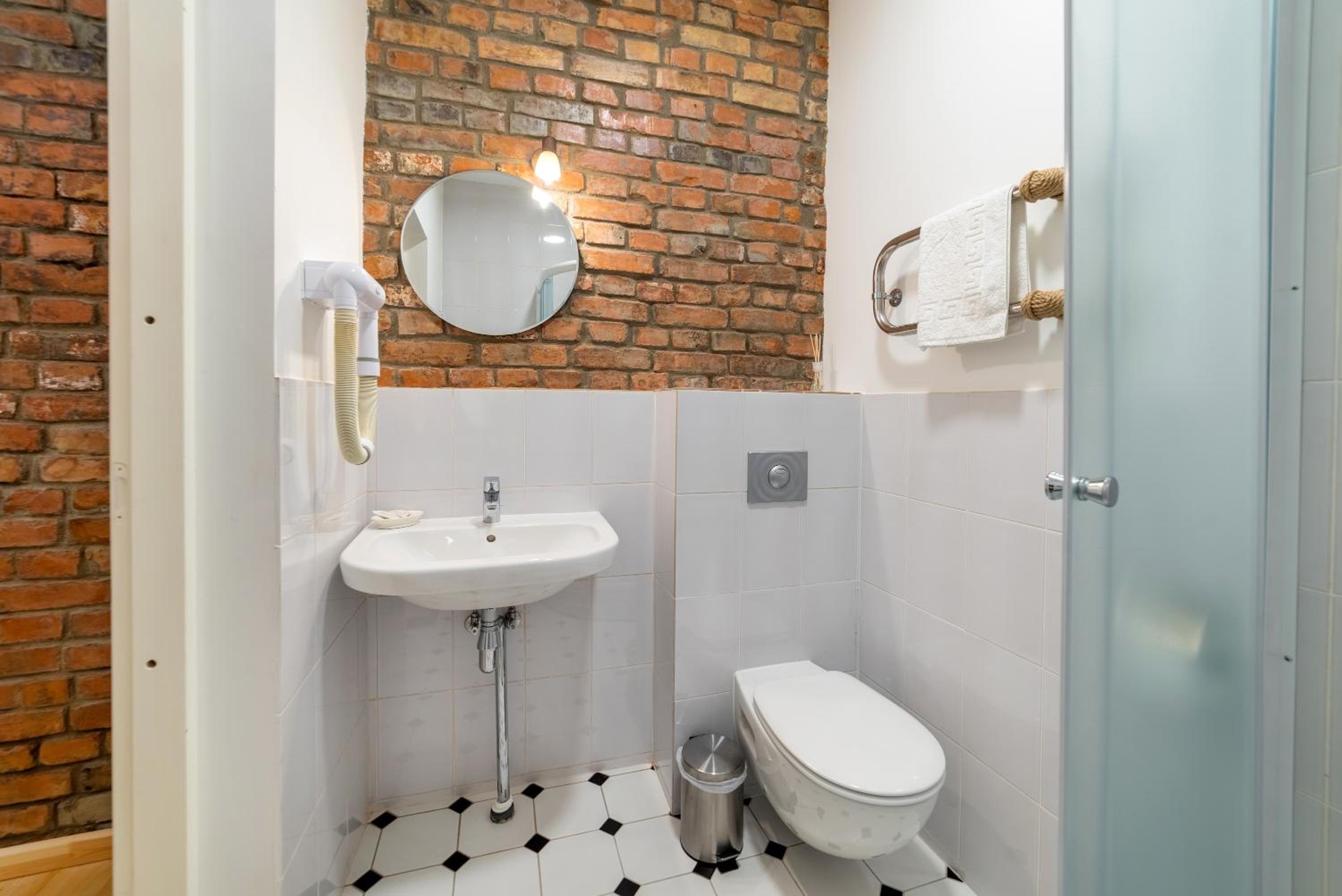 Large Double Room - Photo 8