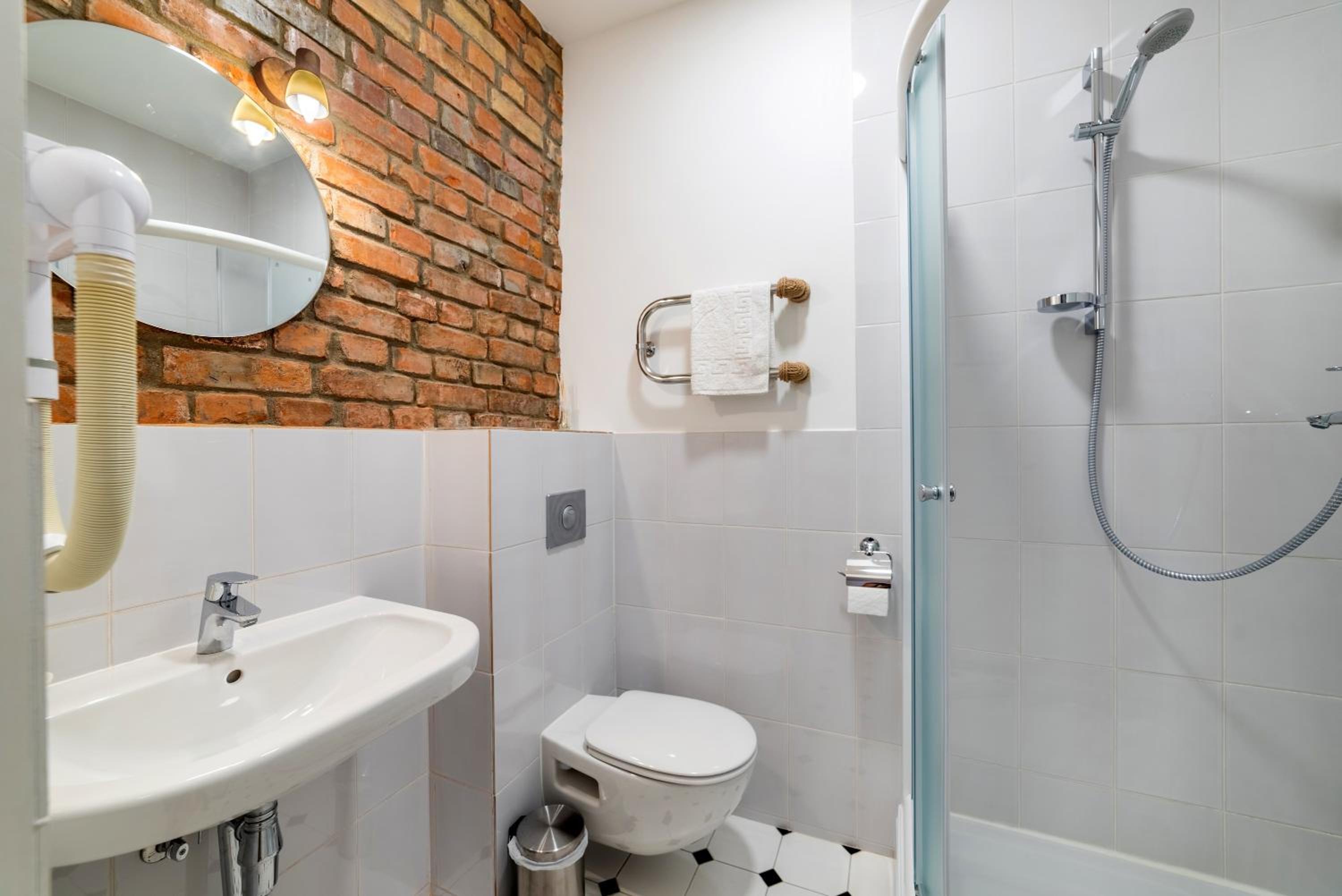 Large Double Room - Photo 7