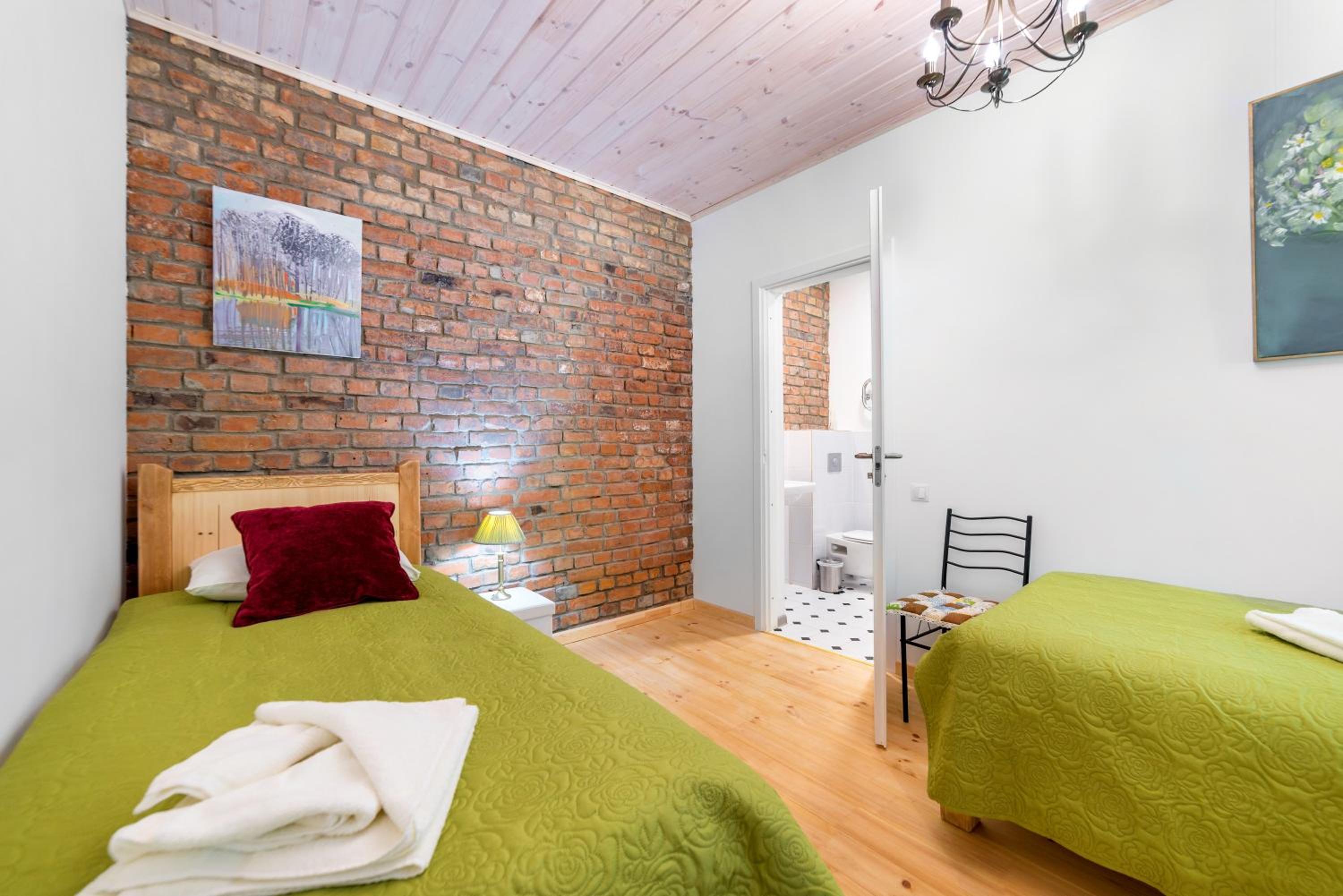 Large Double Room - Photo 1
