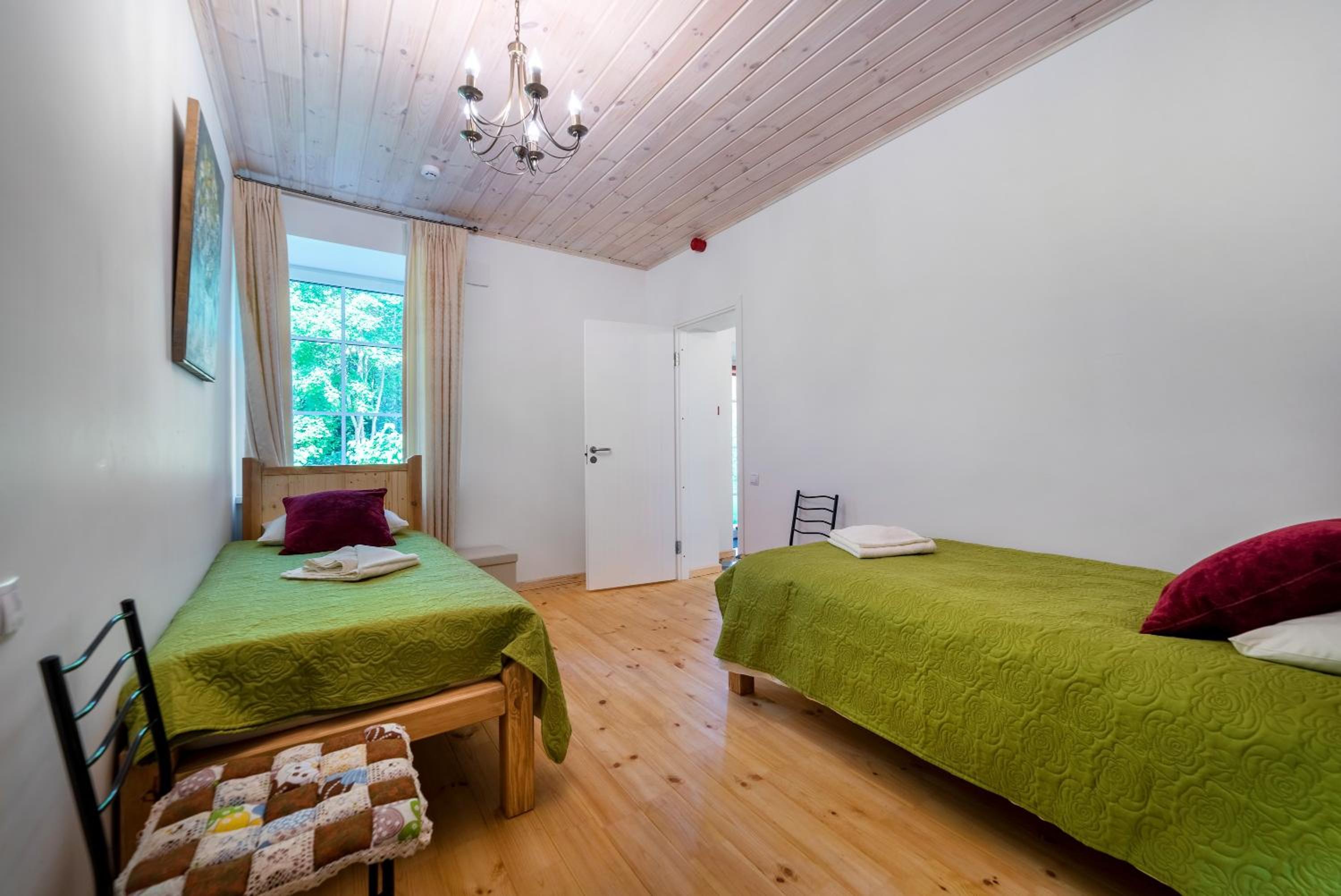 Large Double Room - Photo 4