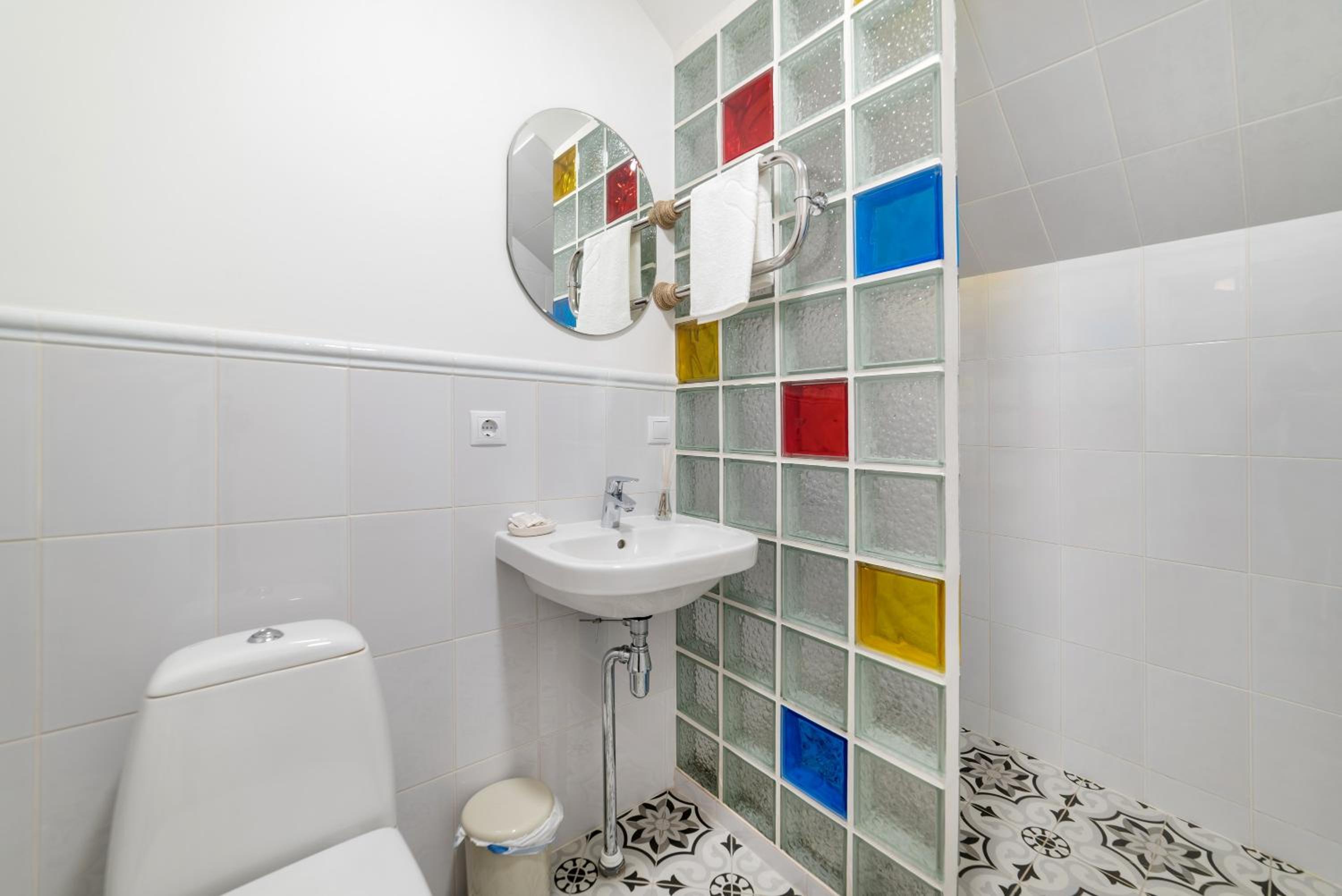 Quadruple Room with Balcony - Photo 9