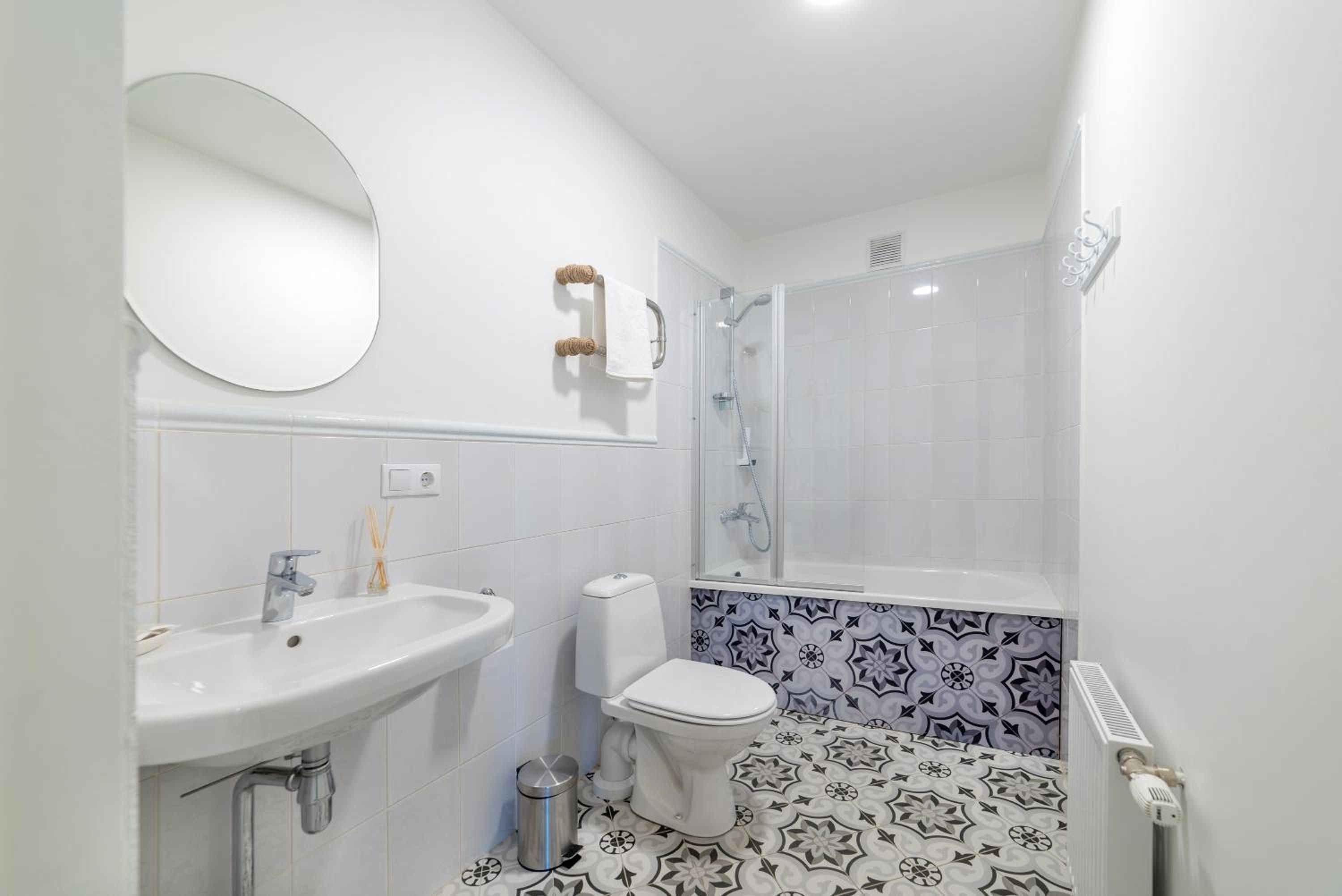 Quadruple Room with Bath - Photo 11