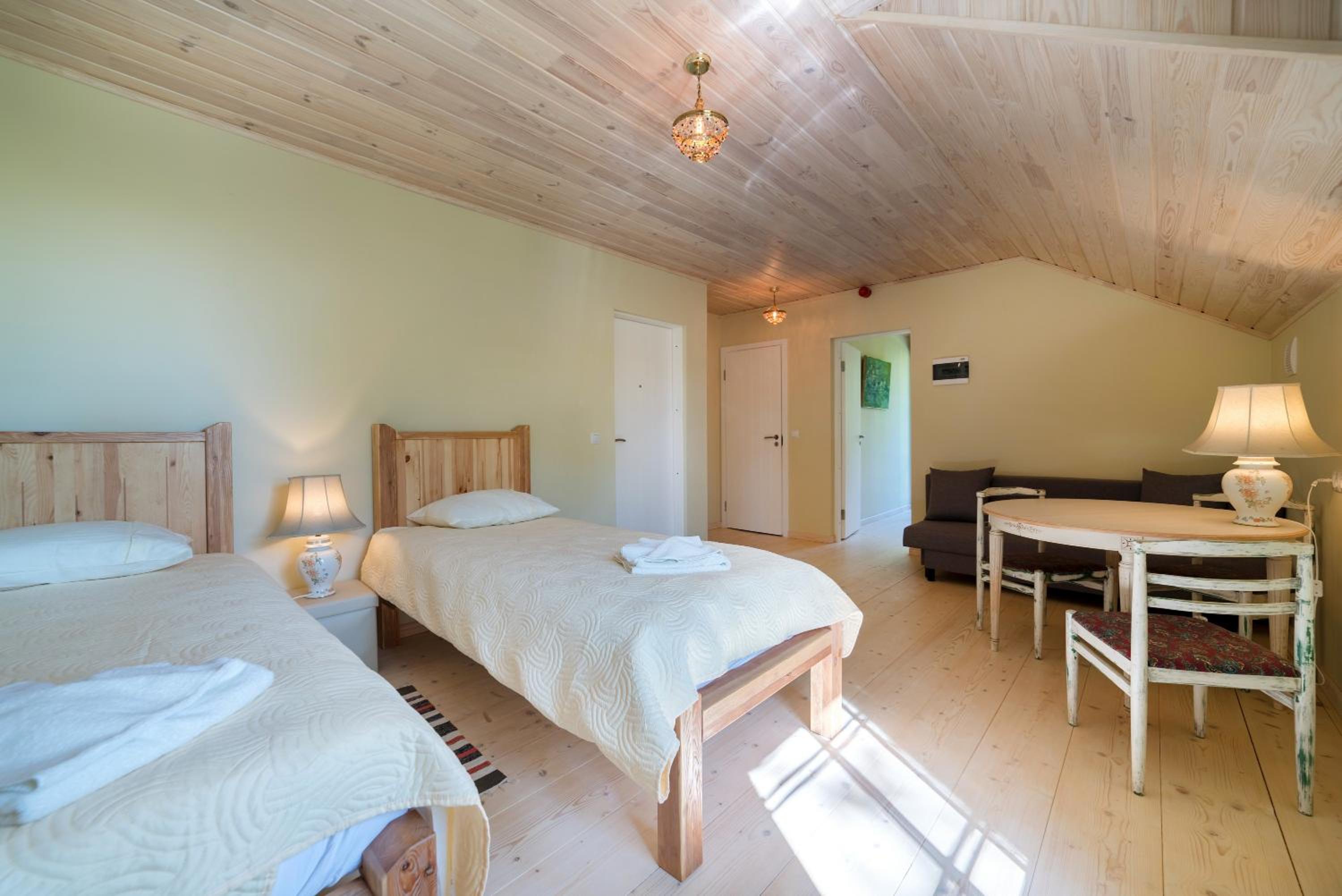 Quadruple Room with Bath - Photo 6