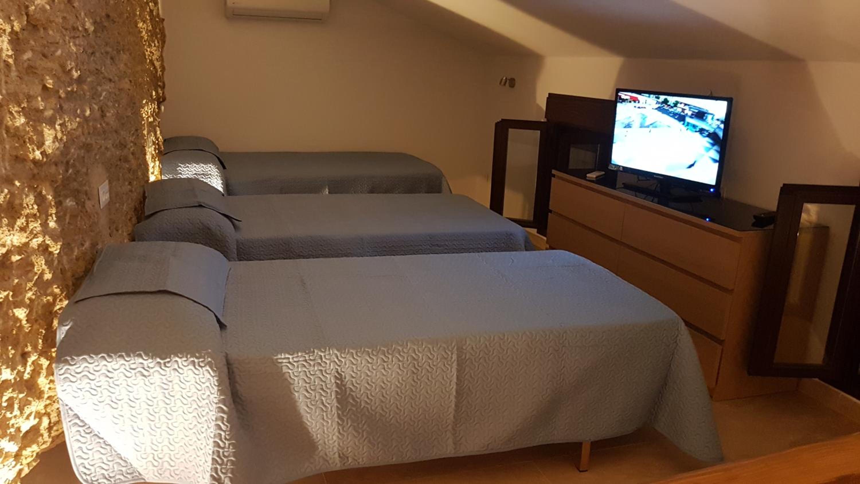 Two-Bedroom House - Photo 8