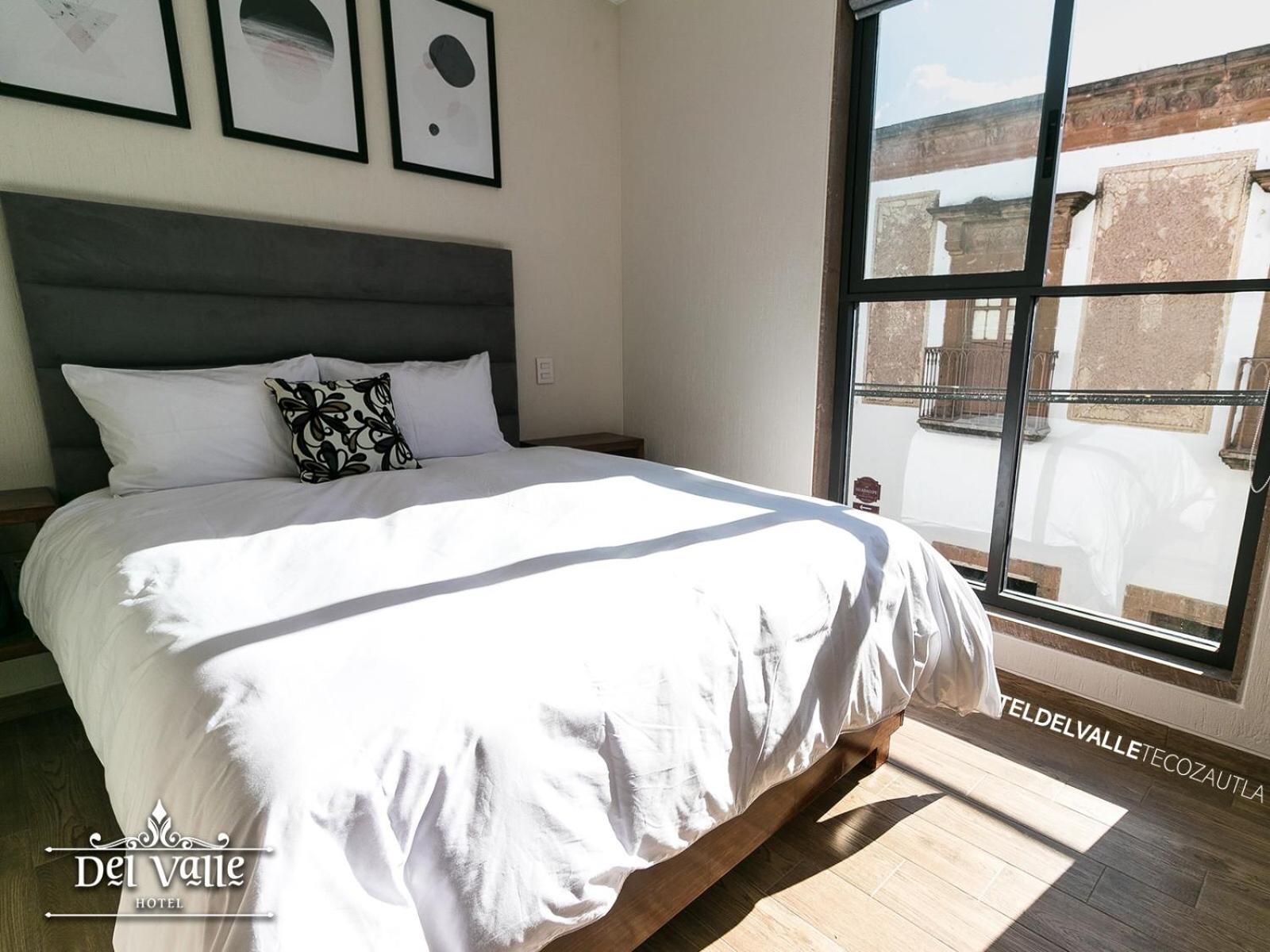 Deluxe Queen Room - Photo 12