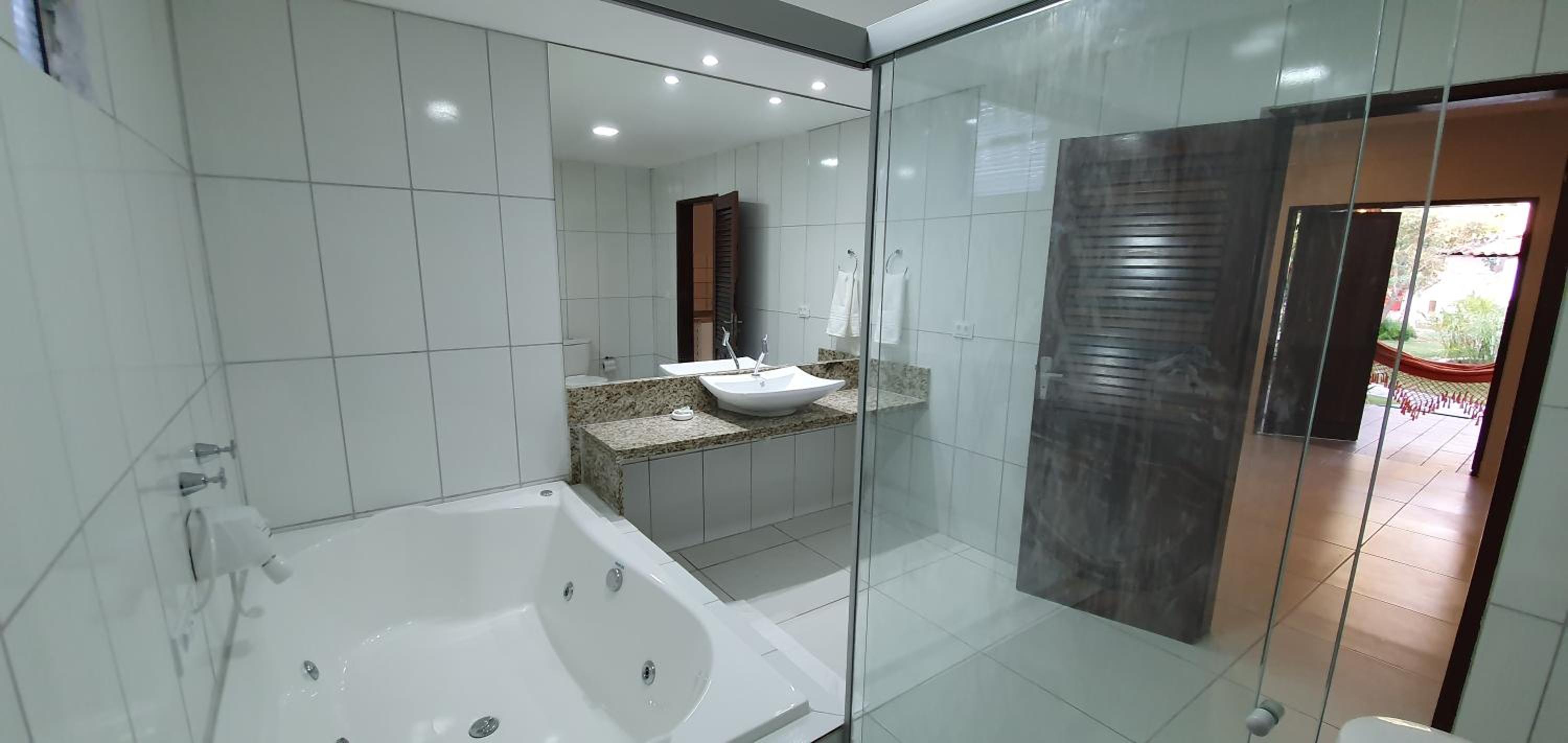 Suite with Hot Tub - Photo 2