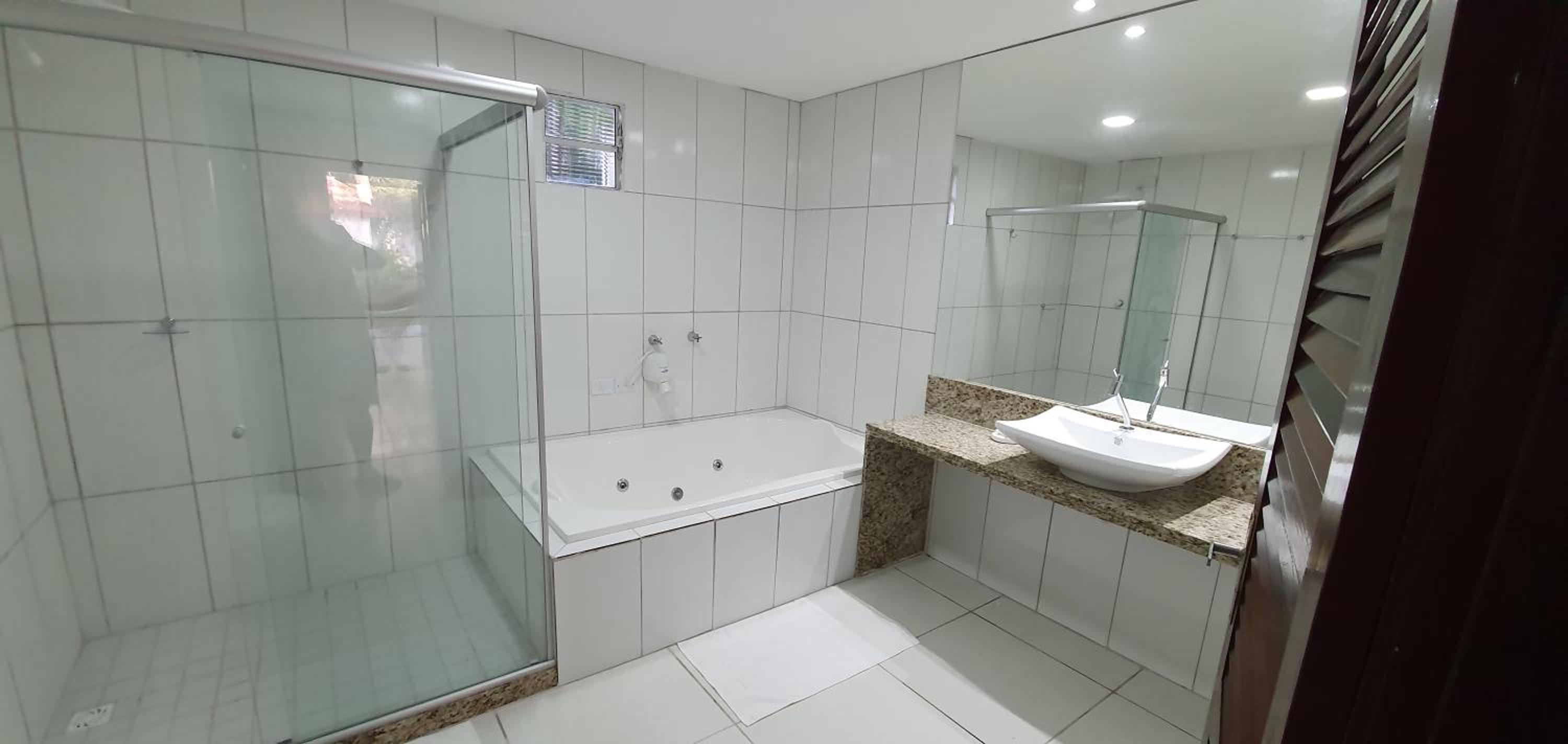 Suite with Hot Tub - Photo 4