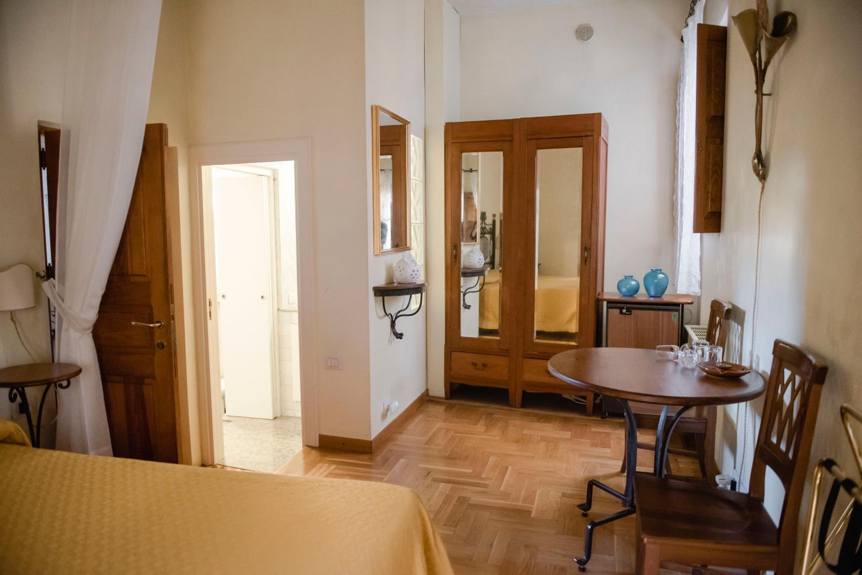 Large Double or Twin Room - Photo 6