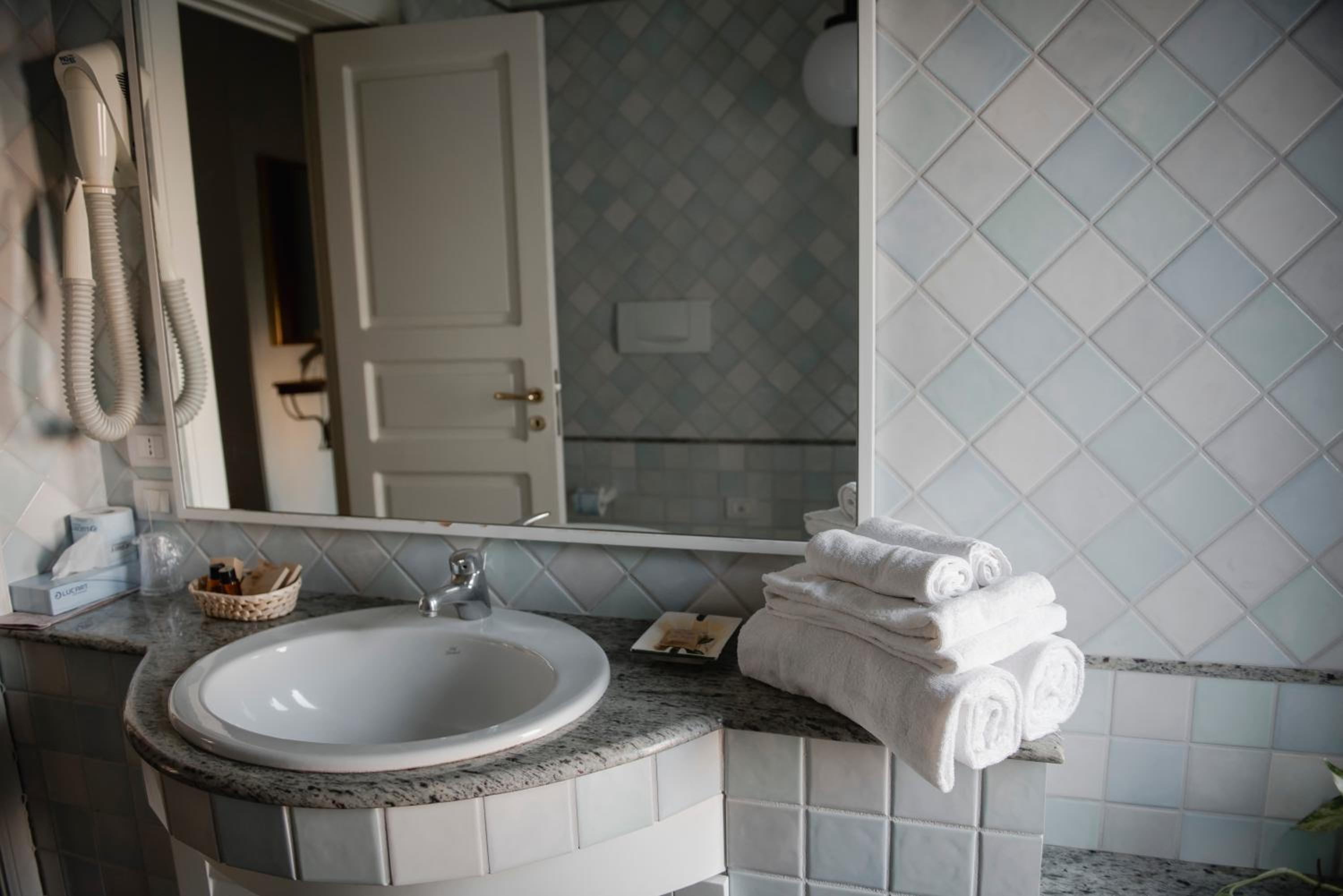 Large Double or Twin Room - Photo 17