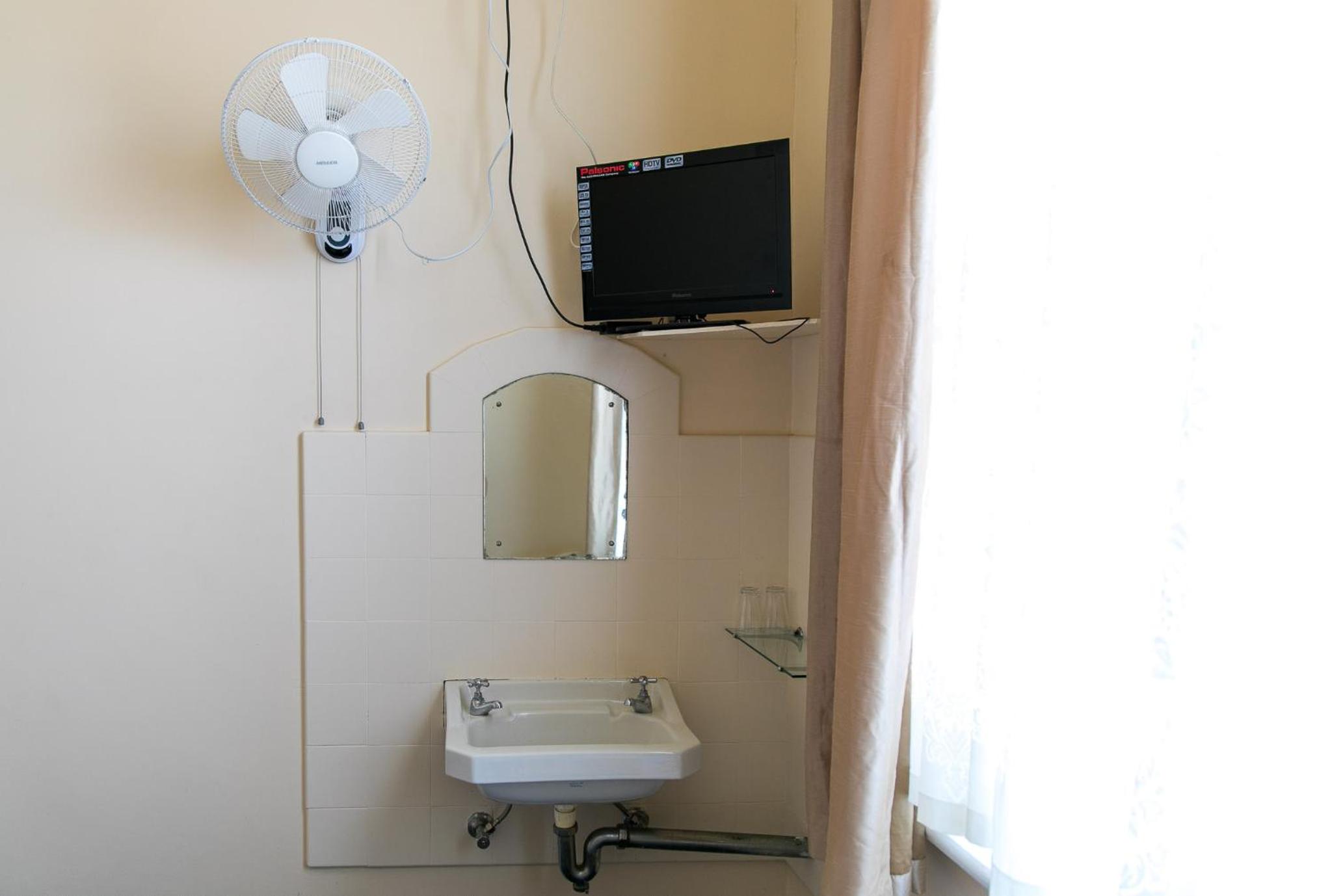 Budget Twin Room - Photo 4