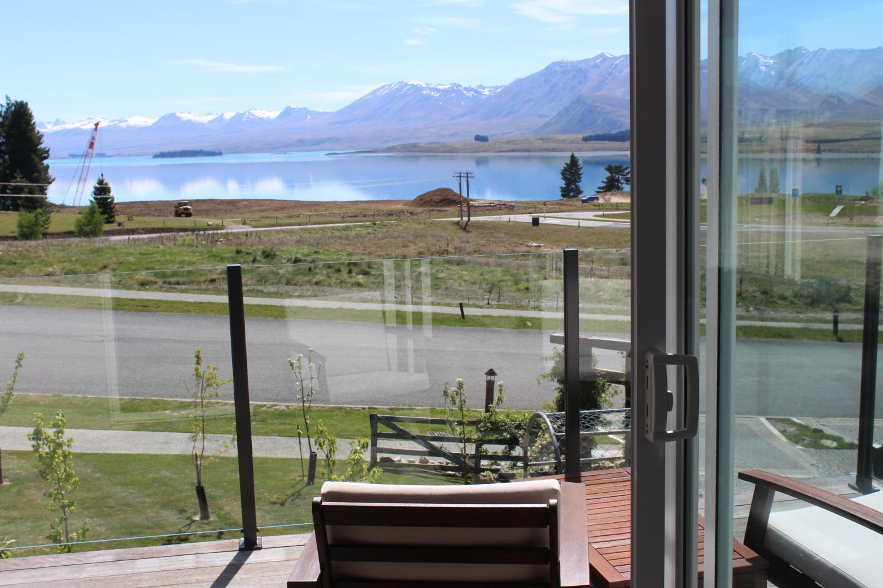 Superior One-Bedroom Apartment with Panoramic Lake View - Photo 23