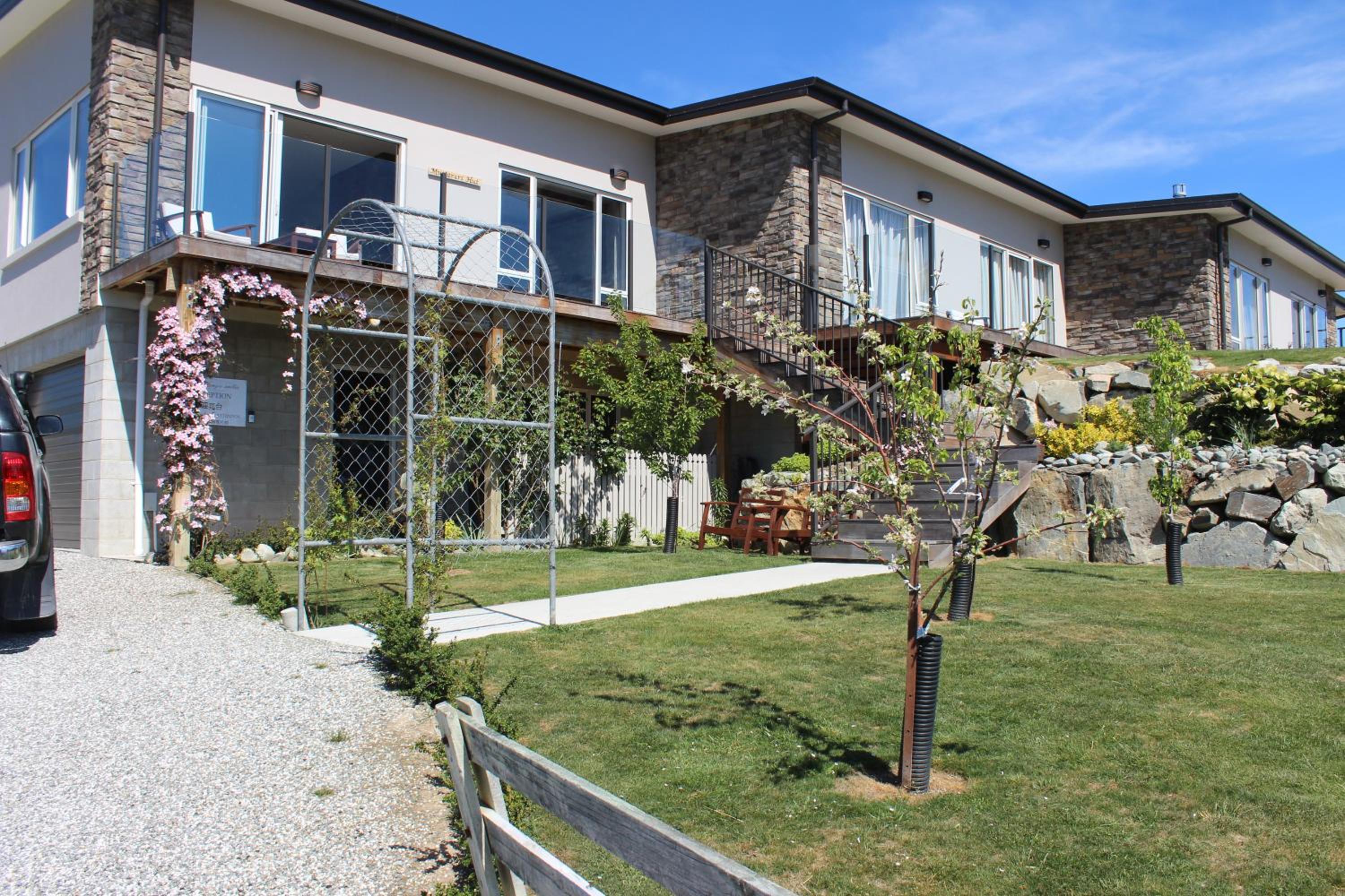 Superior One-Bedroom Apartment with Panoramic Lake View - Photo 13