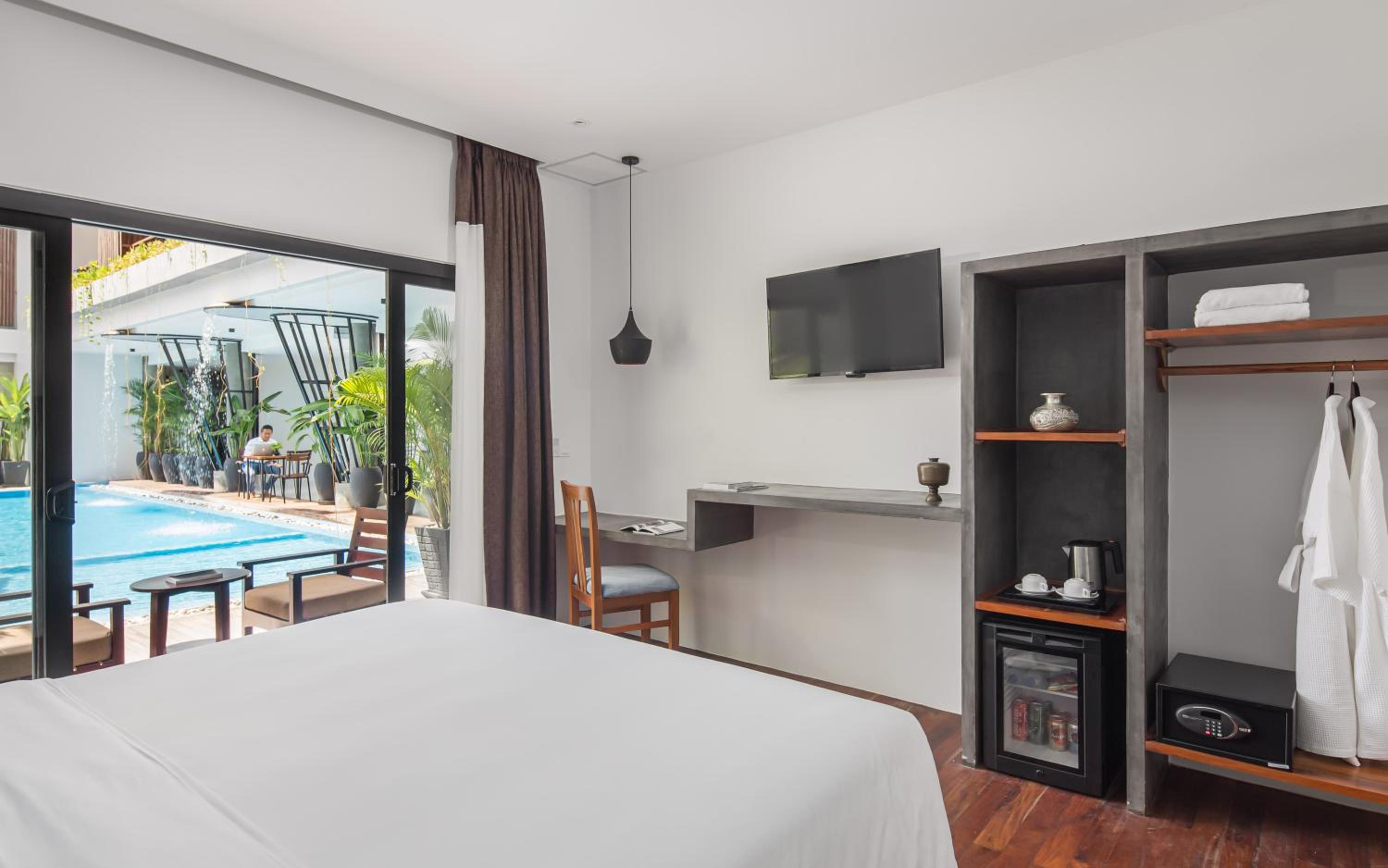 Executive Room King Bed with Pool Access - Photo 3