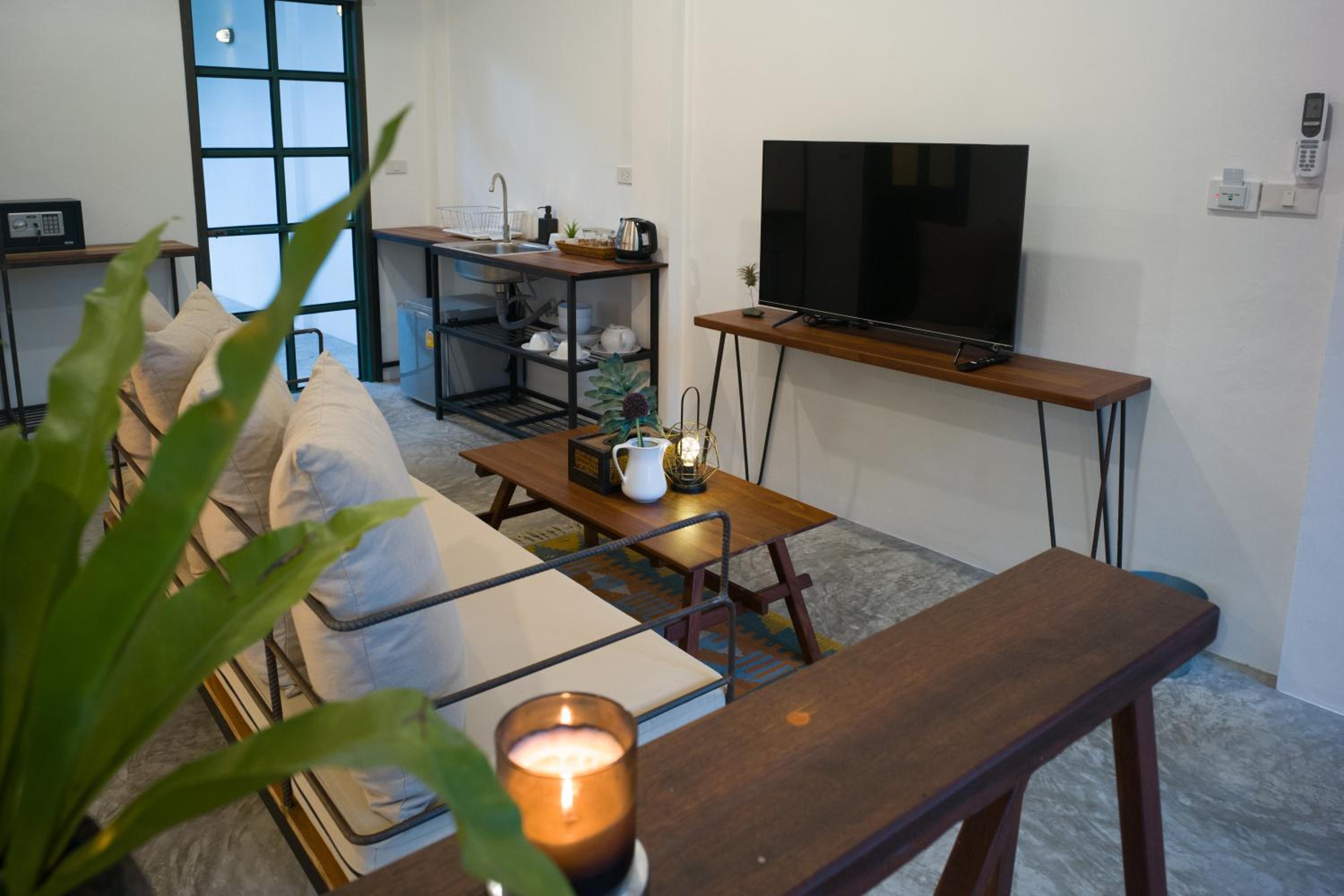 Studio with Balcony - Photo 5