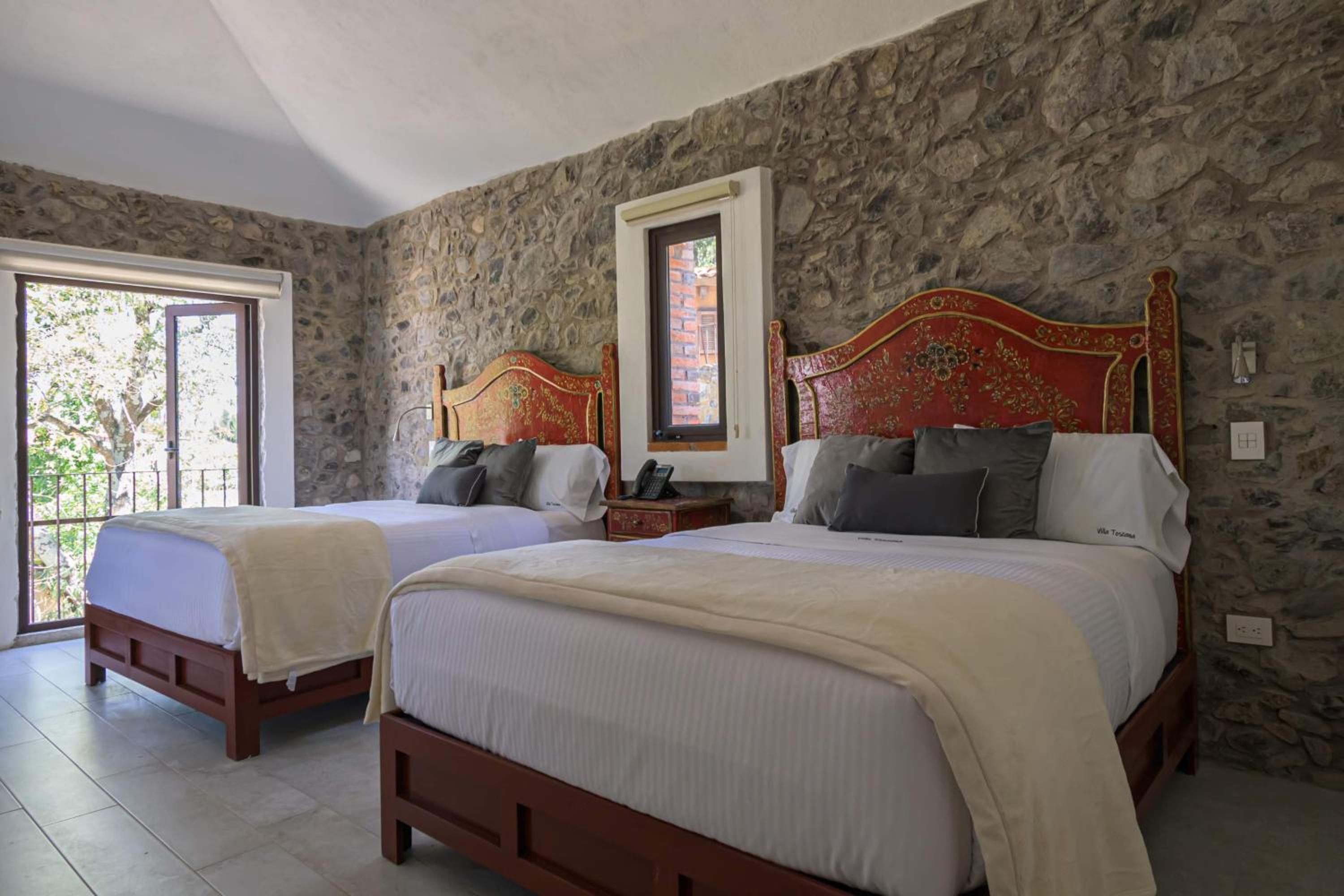 Deluxe Queen Suite