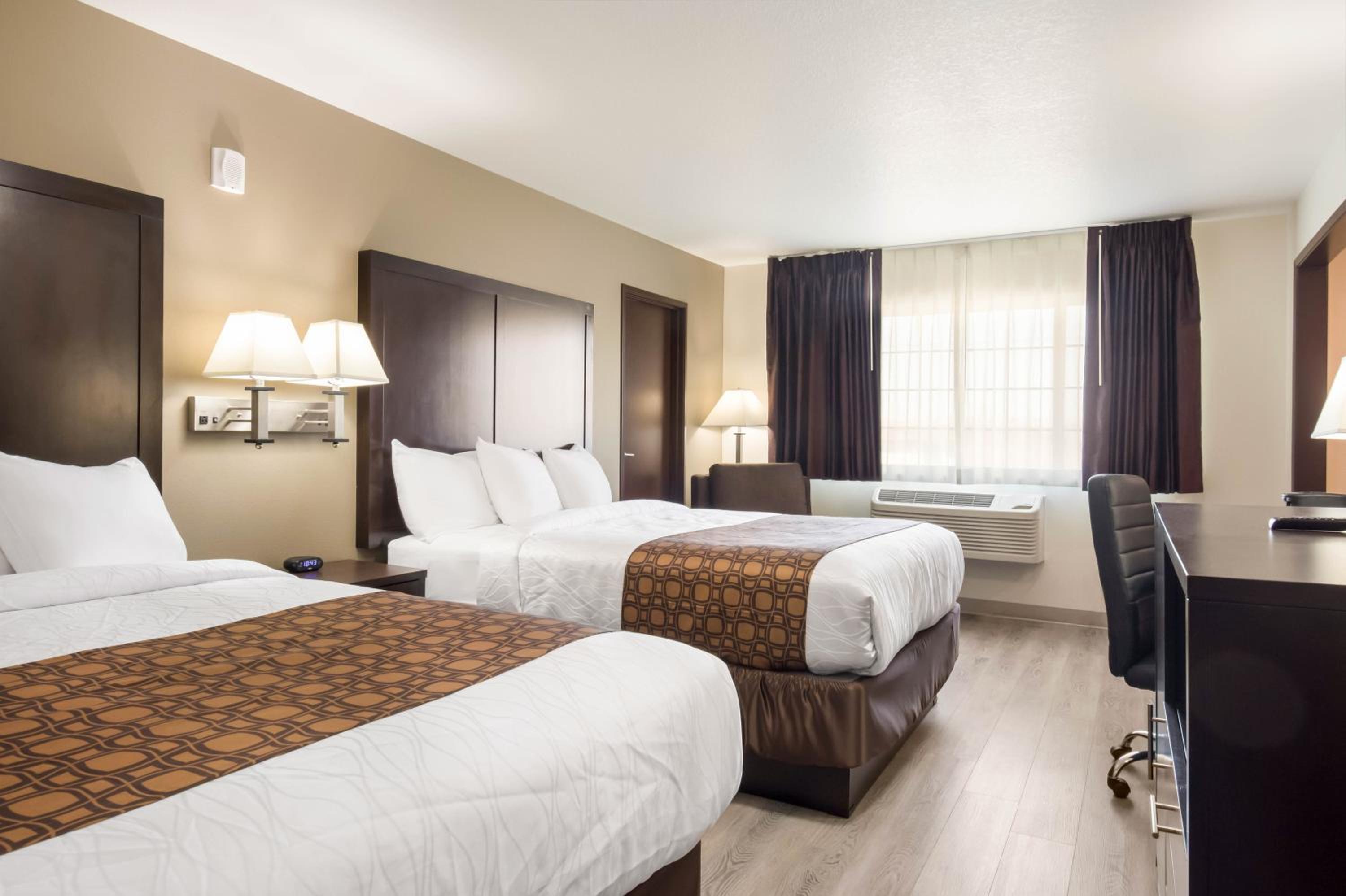 Queen Room with Two Queen Beds - Non-Smoking photo 2